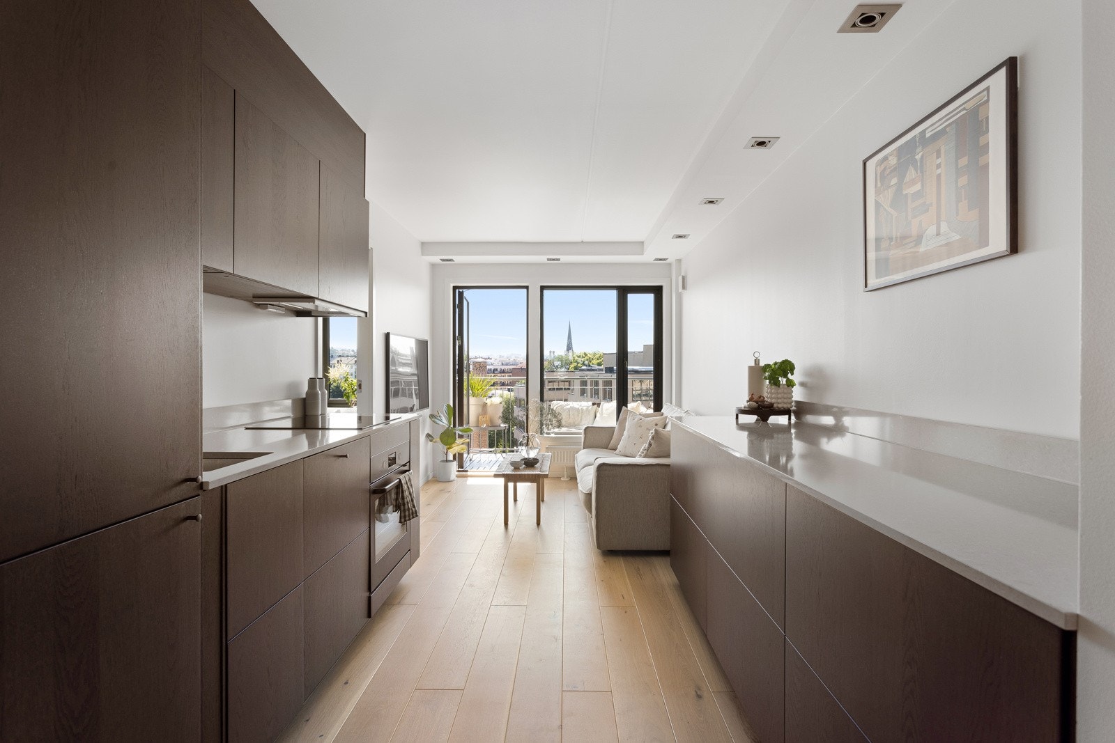 En stilren og moderne 3-roms leilighet i et nyere bygg fra 2008. Leiligheten holder en gjennomgående god og moderne standard - her kan du flytte rett inn! Galleribilde