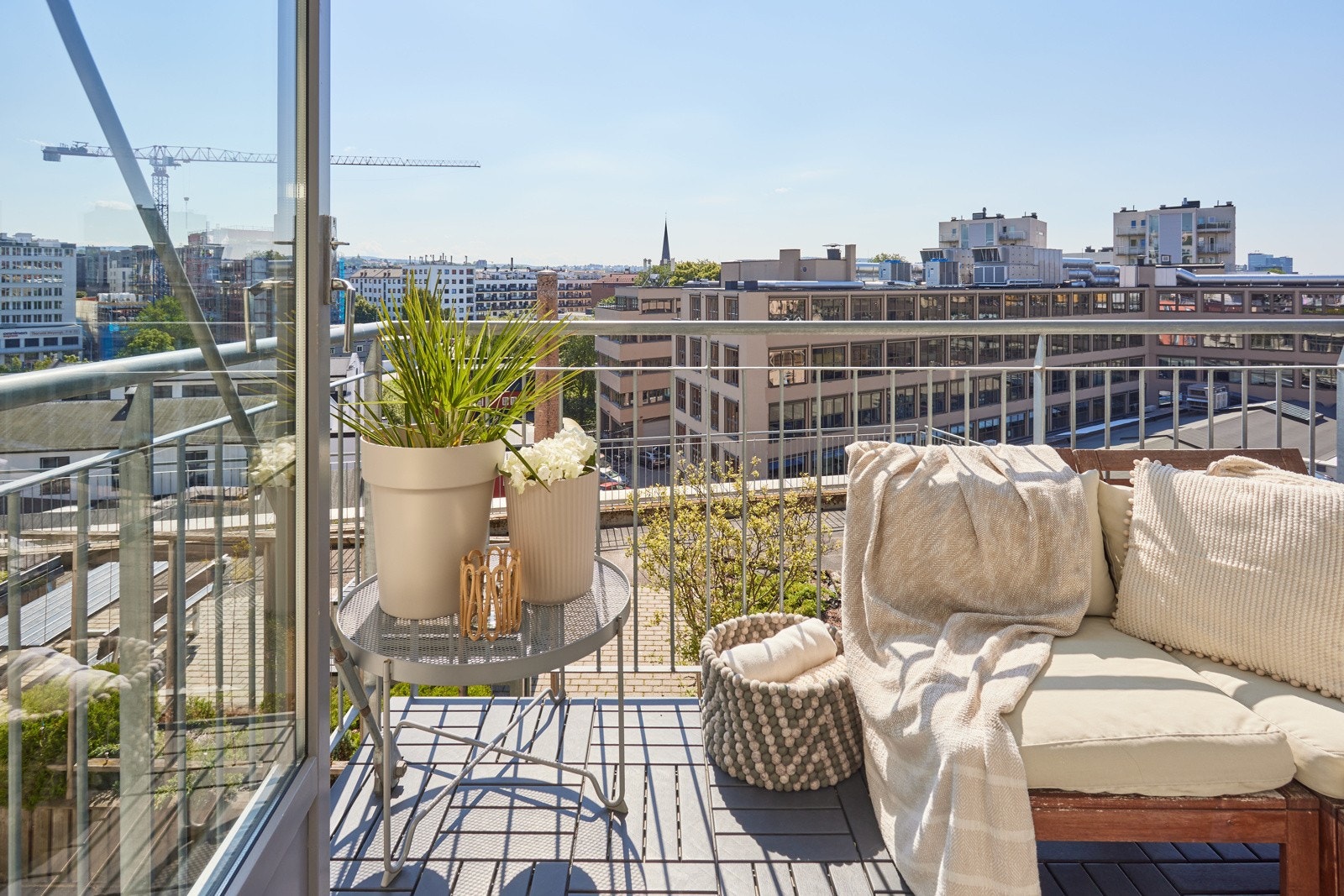 Fra stuen har du utgang til en flott og solrik sydøstvendt balkong på ca. 5m². Galleribilde