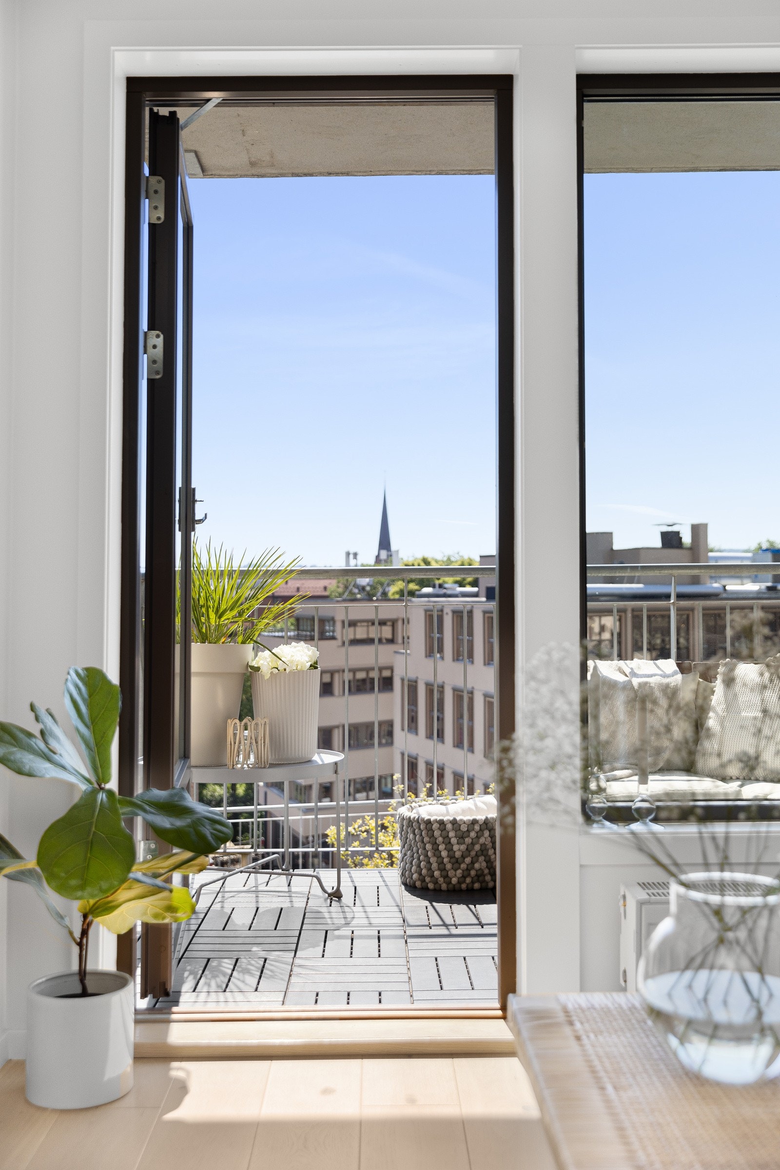 Den gjennomgående planløsning med store vindusflater i begge ender sørger for rikelig med naturlig lys, samtidig som det ikke er innsyn og fint utsyn. Galleribilde