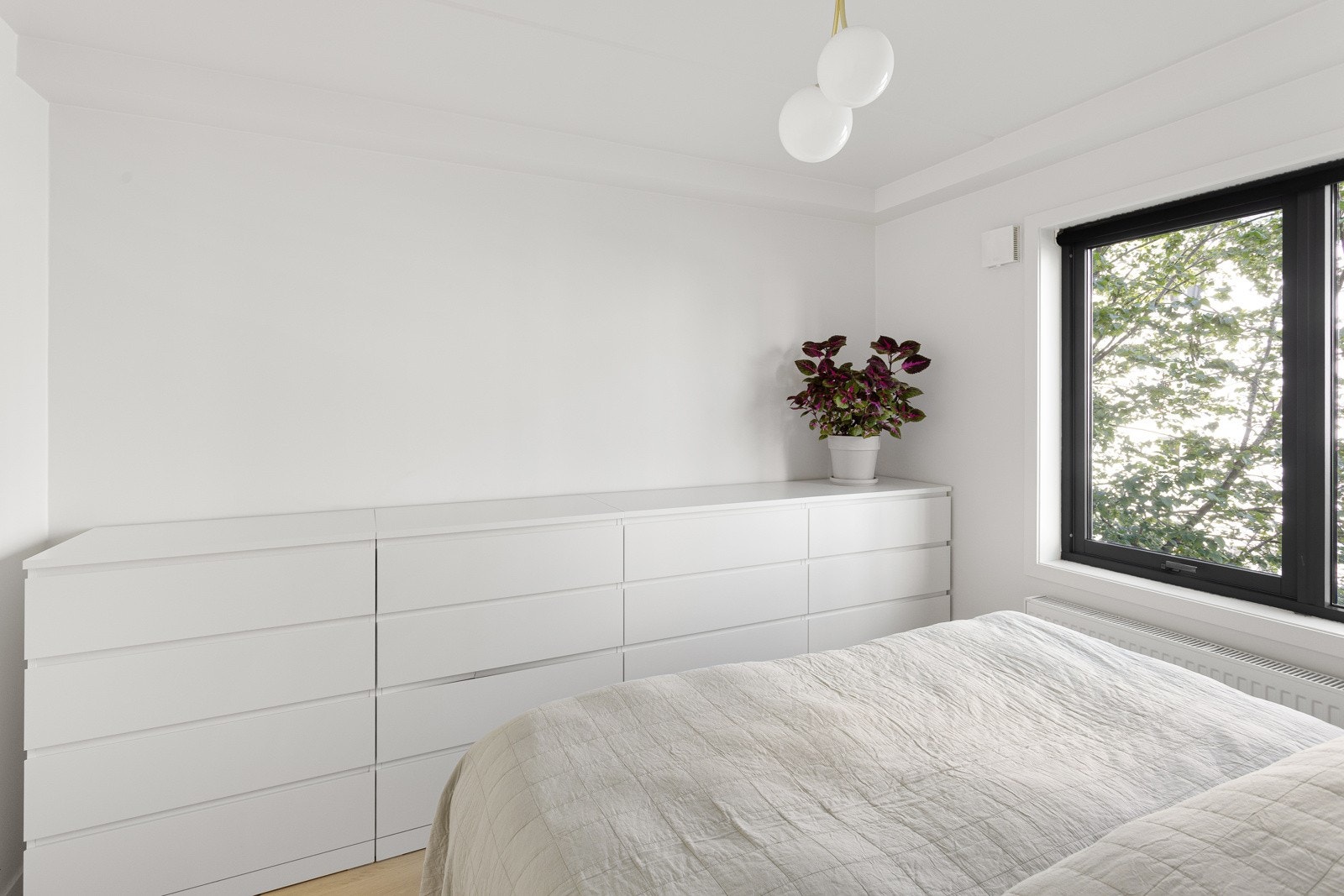 Det er også plass til kommoder eller andre garderobeløsninger. God og moderne standard med lys enstavs parkett på gulv, glatte lysmalte overflater og skjult elektrisk anlegg. Galleribilde