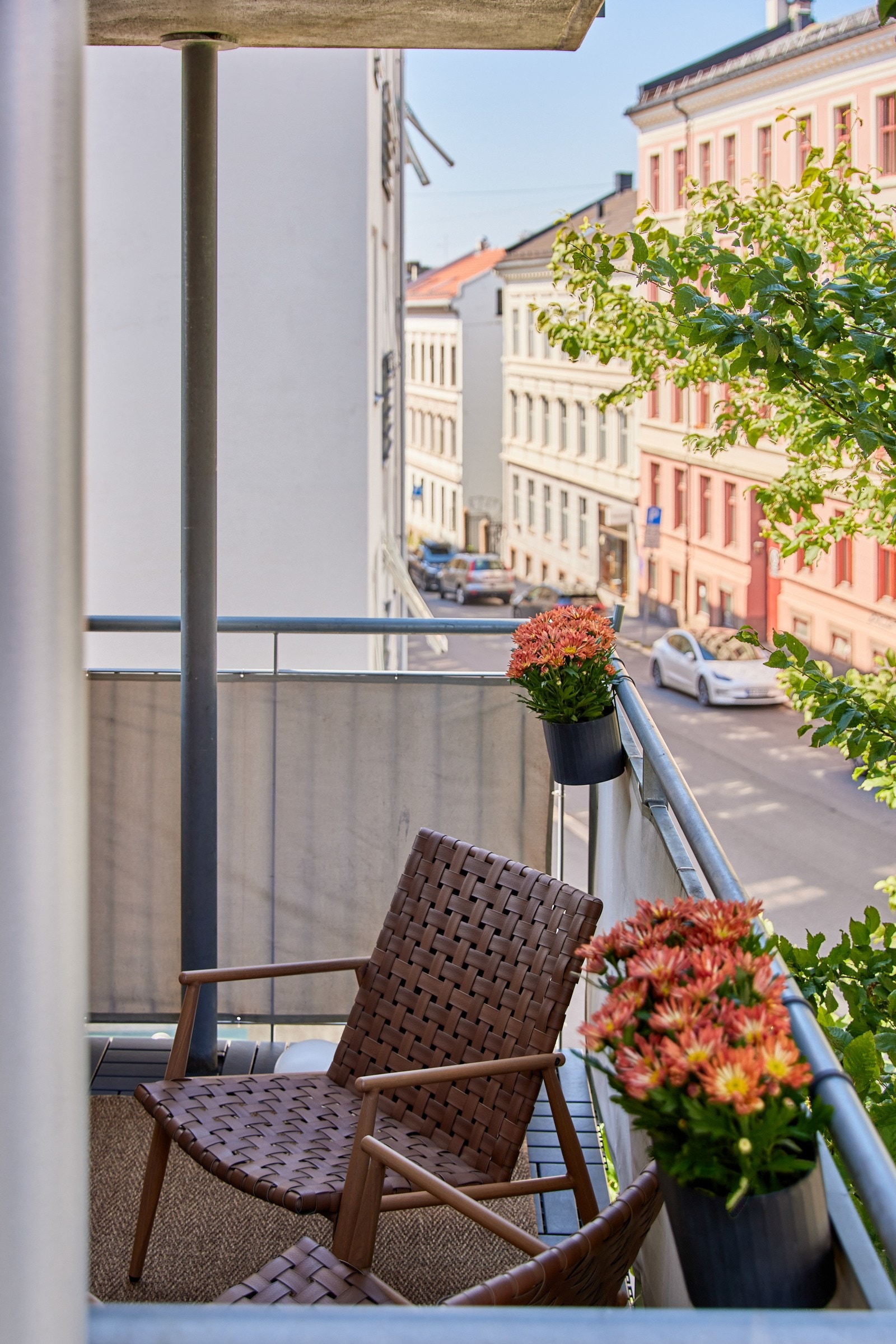 Også denne balkongen er på ca. 5m², overbygget og har plastheller. Galleribilde