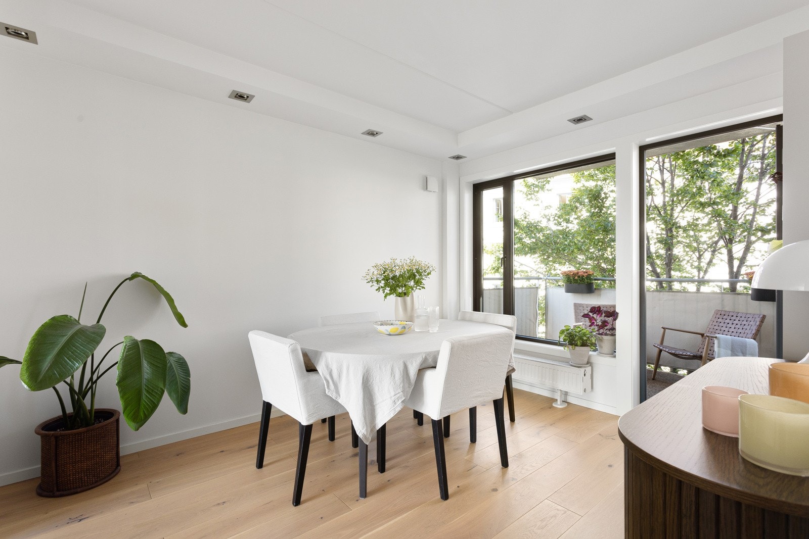 Leiligheten holdes god og lun på vinterstid med fjernvarme til radiatorer. Galleribilde