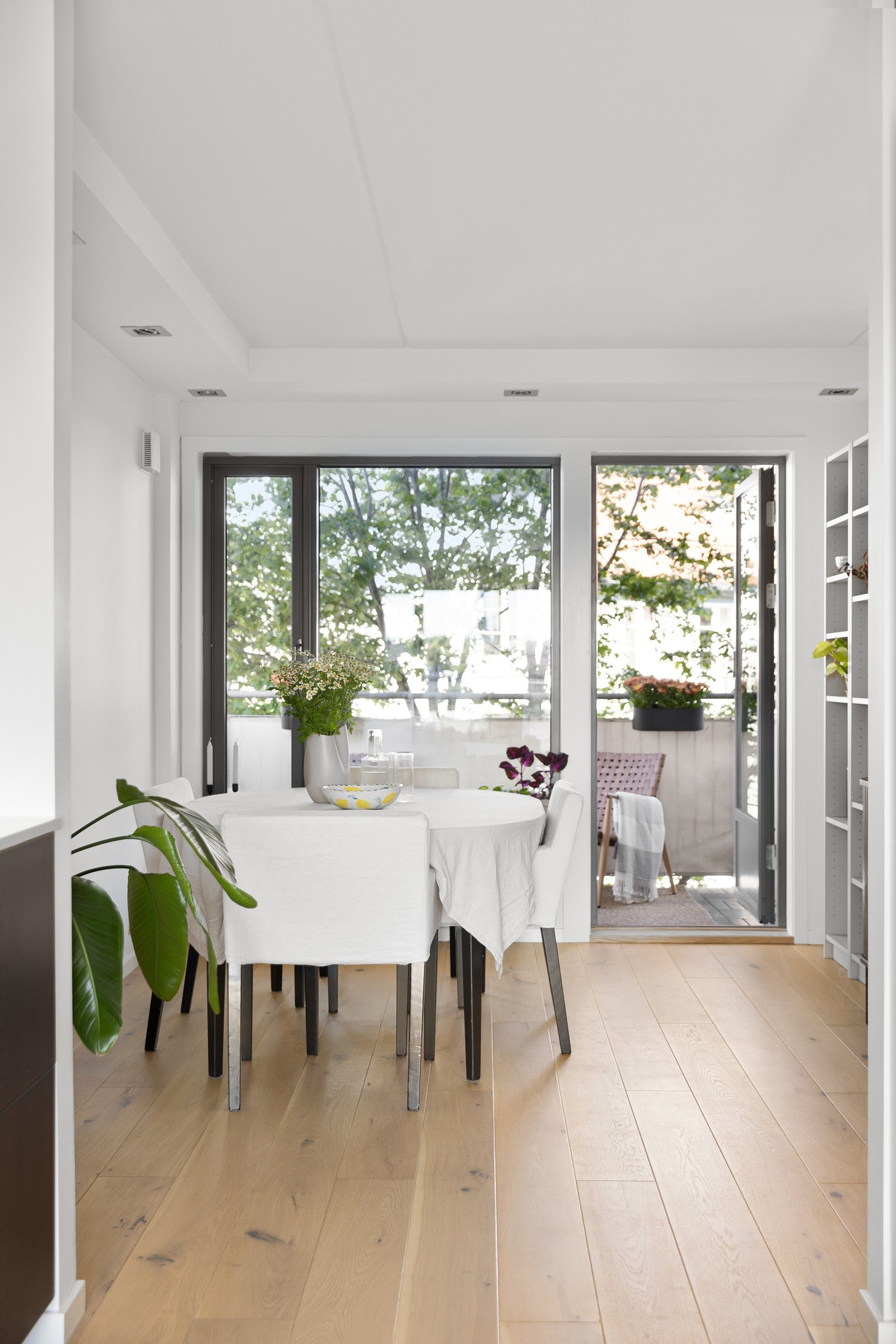 I den andre enden av stuen har du en flott spisestue. Galleribilde