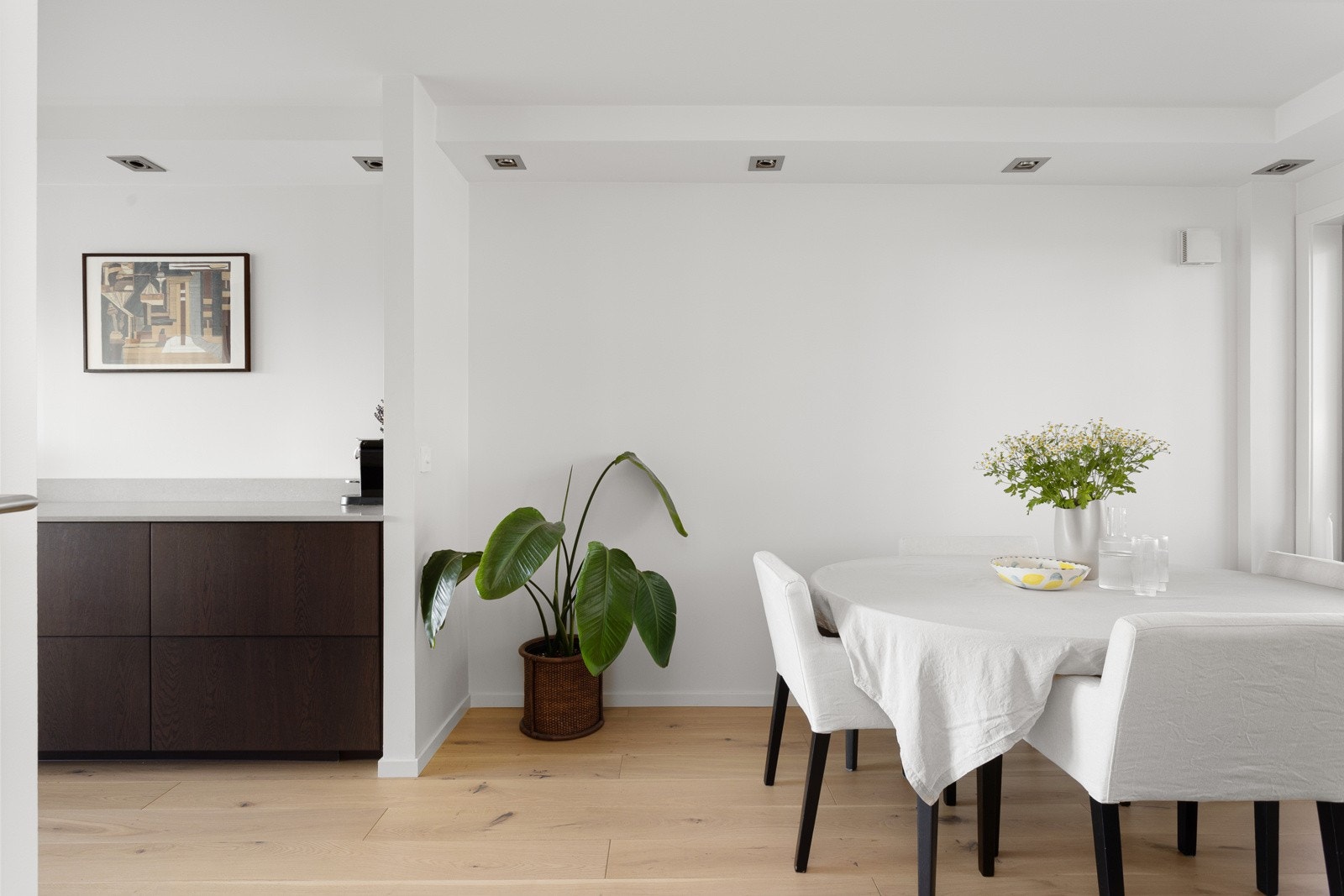 Både fjernvarme (oppvarming og varmtvann) og internett er inkludert i felleskostnadene. Galleribilde