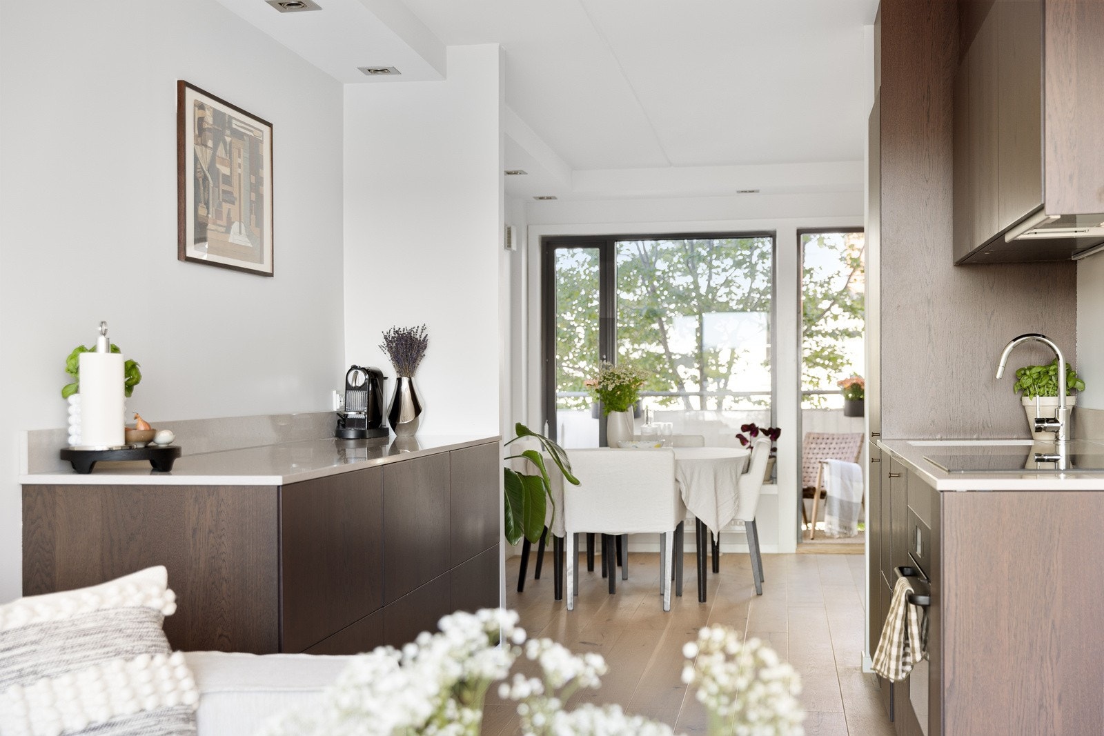 Kjøkkenet ligger som et fint og sosialt midtpunkt i stuen. Galleribilde