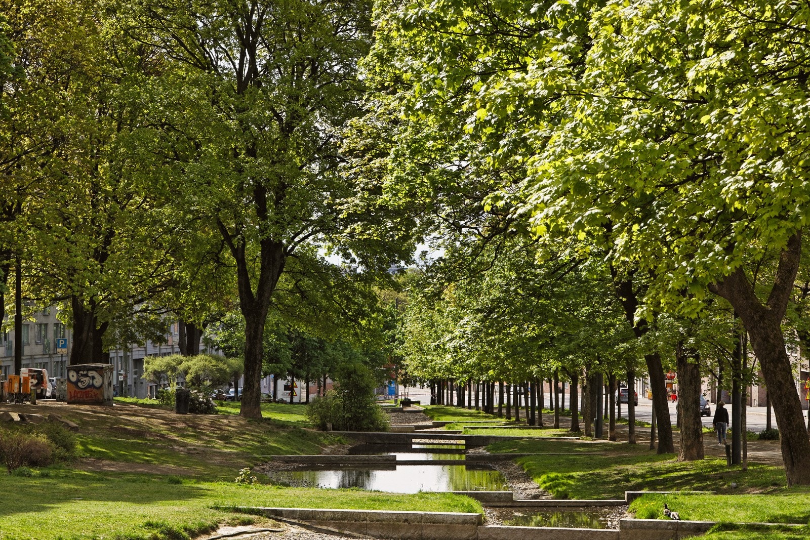 Nærområdet har rikelig med grønne parker og friarealer, og for deg som foretrekker innendørs trening, finnes både SATS, Fresh Fitness, Athletica Vulkan og Crew i nærheten Galleribilde