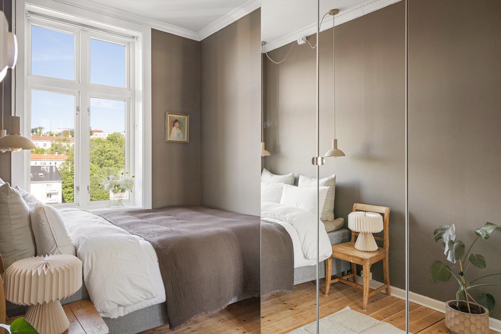 Lyst og luftig soverom med romslig garderobeløsning Galleribilde