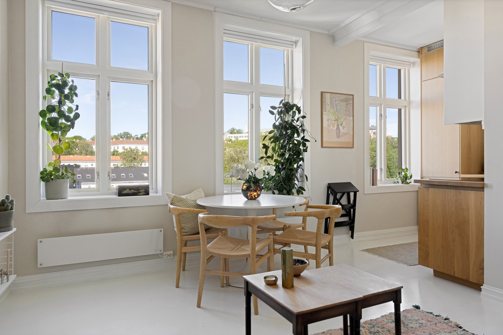 Store vindusflater og god takhøyde gir mye lys og rommet oppleves svært luftig Galleribilde