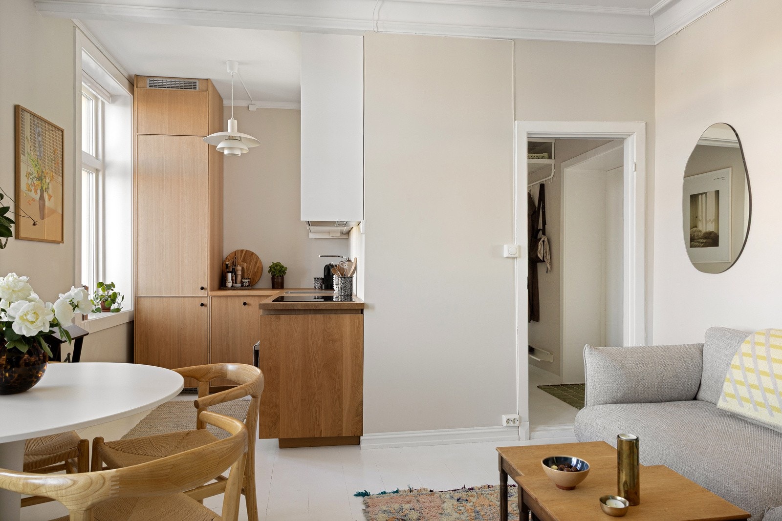 Lys og arealeffektiv leilighet med delvis åpen kjøkkenløsning Galleribilde