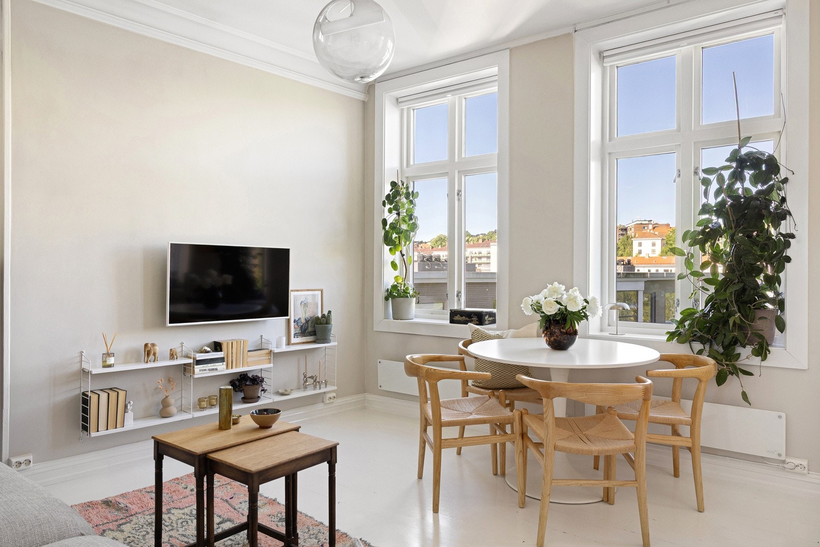 God takhøyde og store vindusflater bidrar til en luftig romfølelse Galleribilde