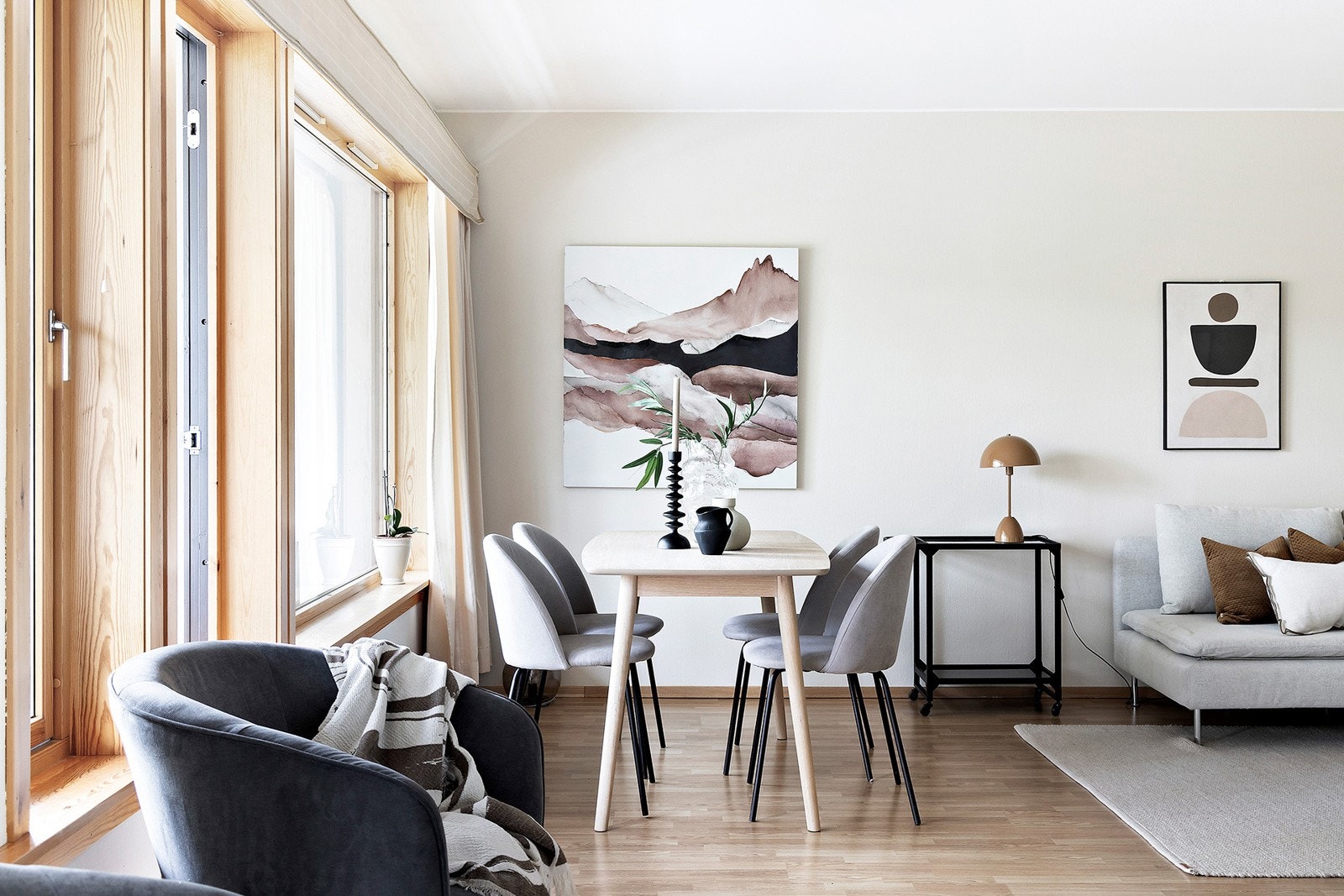 I stuen er det god plass til både salong- og spisegruppe. Her er det ikke noe problem å invitere familien over på middag Galleribilde