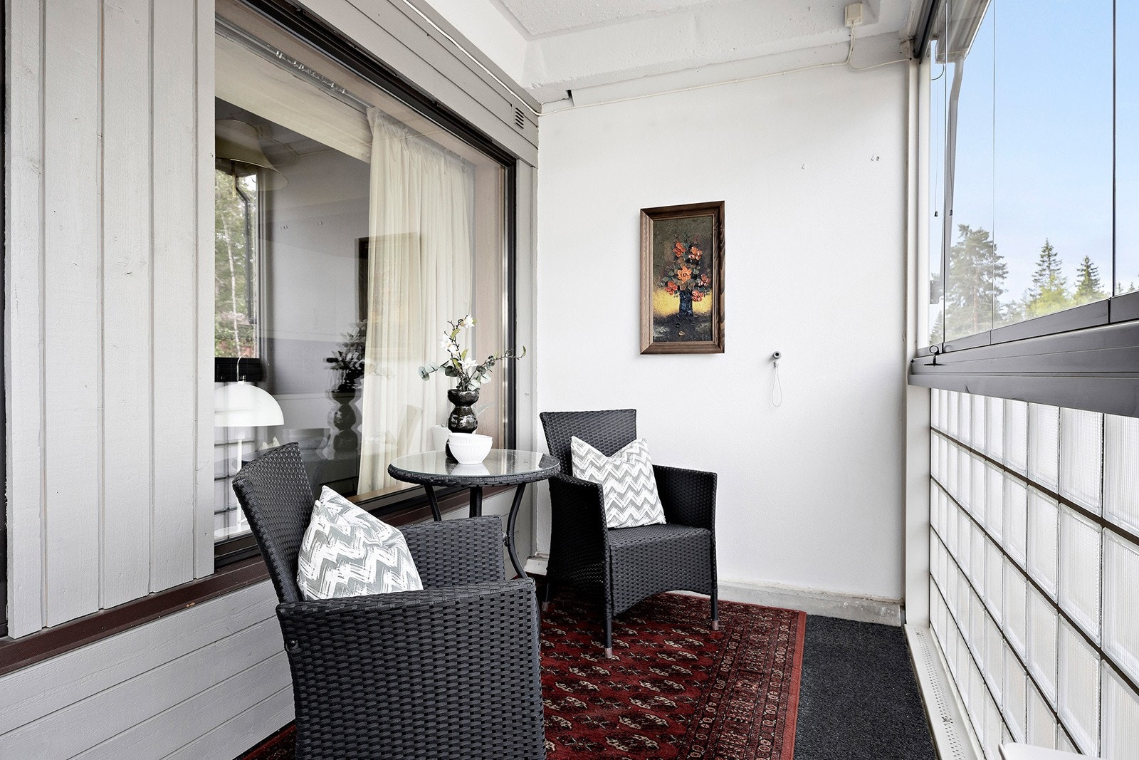 Fra stuen er det utgang til herlig, innglasset balkong på ca. 11,7 kvm hvor man kan nyte late og varme sommerdager. Galleribilde