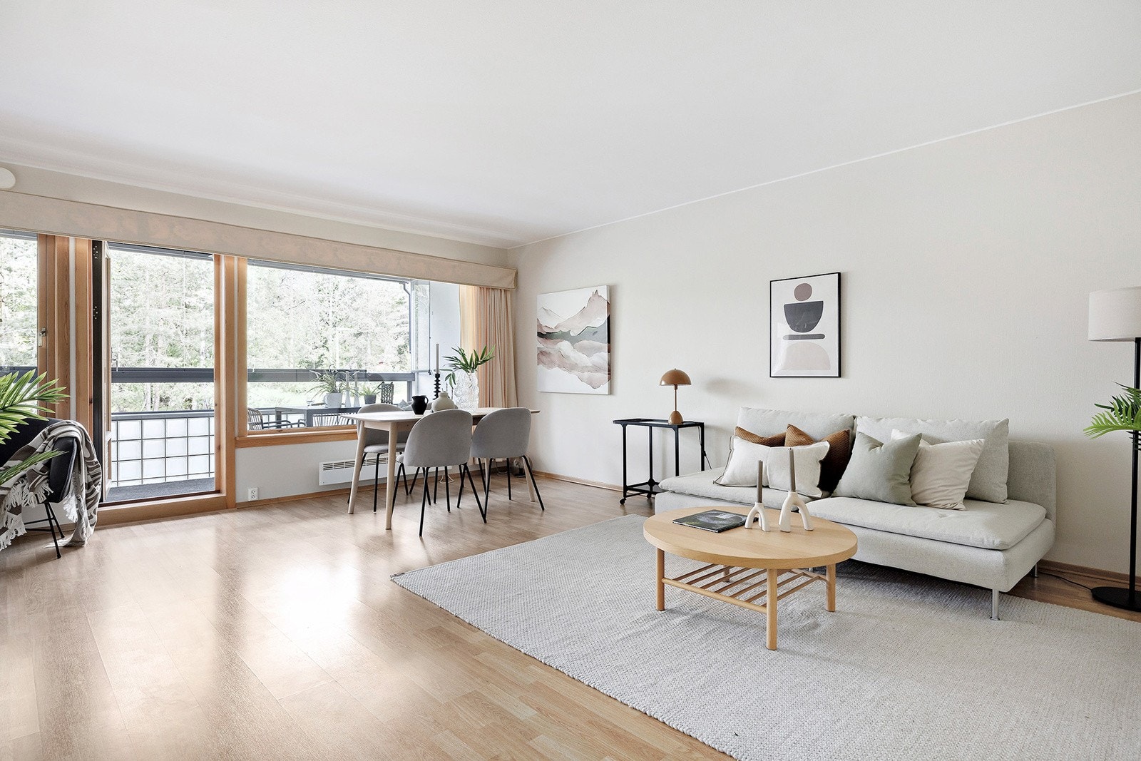 Stor og innbydende stue med store vindusflater som slipper inn godt med naturlig lys. Galleribilde