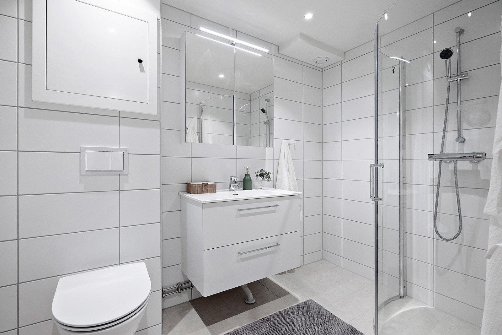 Meget delikat og flislagt bad fra 2023. Badet inneholder tidsriktig innredning med servant m/over og underskap, vegghengt wc og innbydende dusjplass med innsvingbare dører av glass. Gulvvarme og downlights. Badet ble pusset opp i regi av borettslaget. Galleribilde