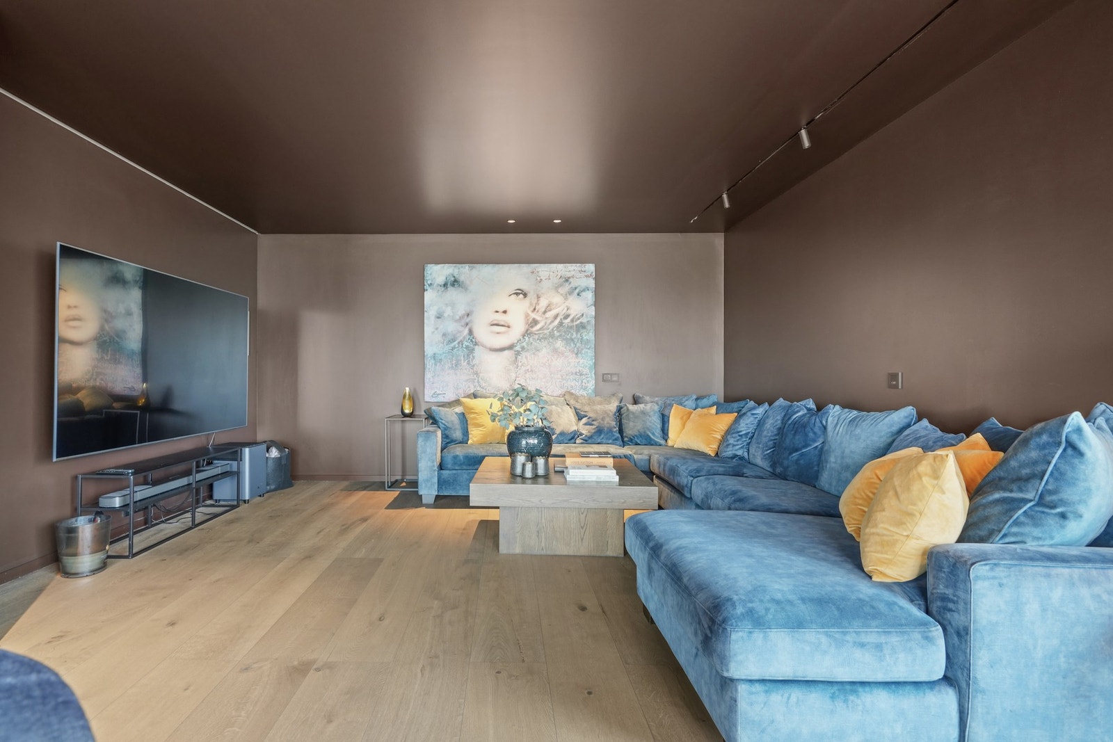 I den ene enden av allrommet finner man en skjermet tv-krok i vinkel, som enkelt innredes med stor sofagruppe. Galleribilde