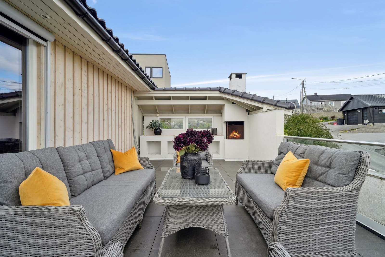 I bakre del mot nordøst finner man en lun og overbygd krok med en utepeis som forlenger sommerkveldene. Galleribilde