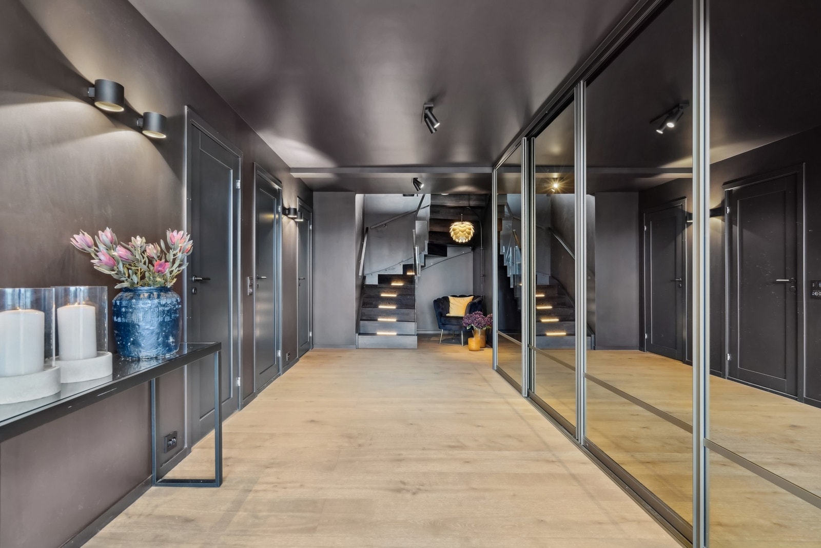 Med unntak av badet oppe, ble huset totaloppusset i 2022/23, og resultatet er en gjennomgående eksklusiv følelse. Galleribilde