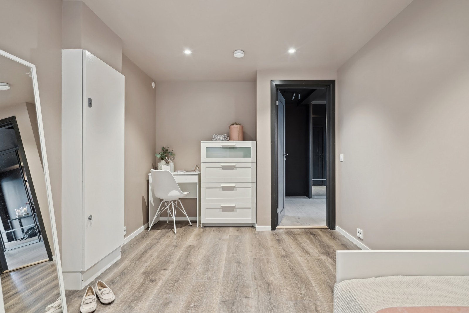 - samt et innredet rom i bruk som soverom. Galleribilde