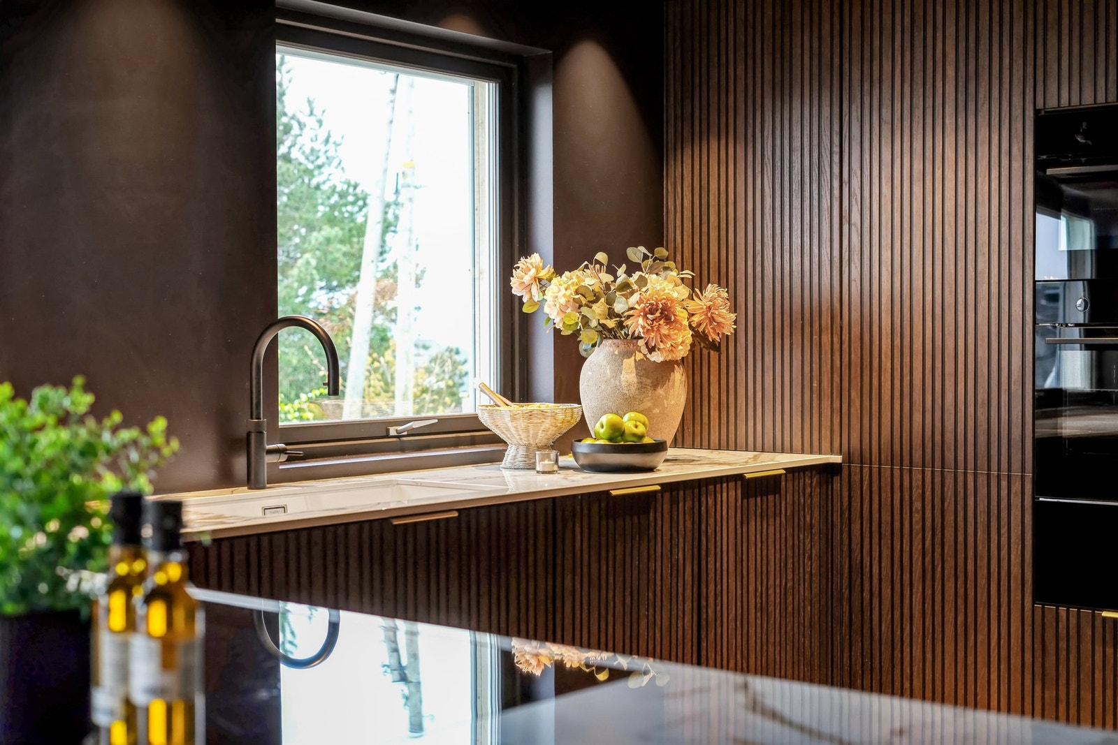 Skapplassen er upåklagelig, og kjøkkenet har en Quooker Cube med både kaldtvann, kullsyrevann og kokende vann. Galleribilde