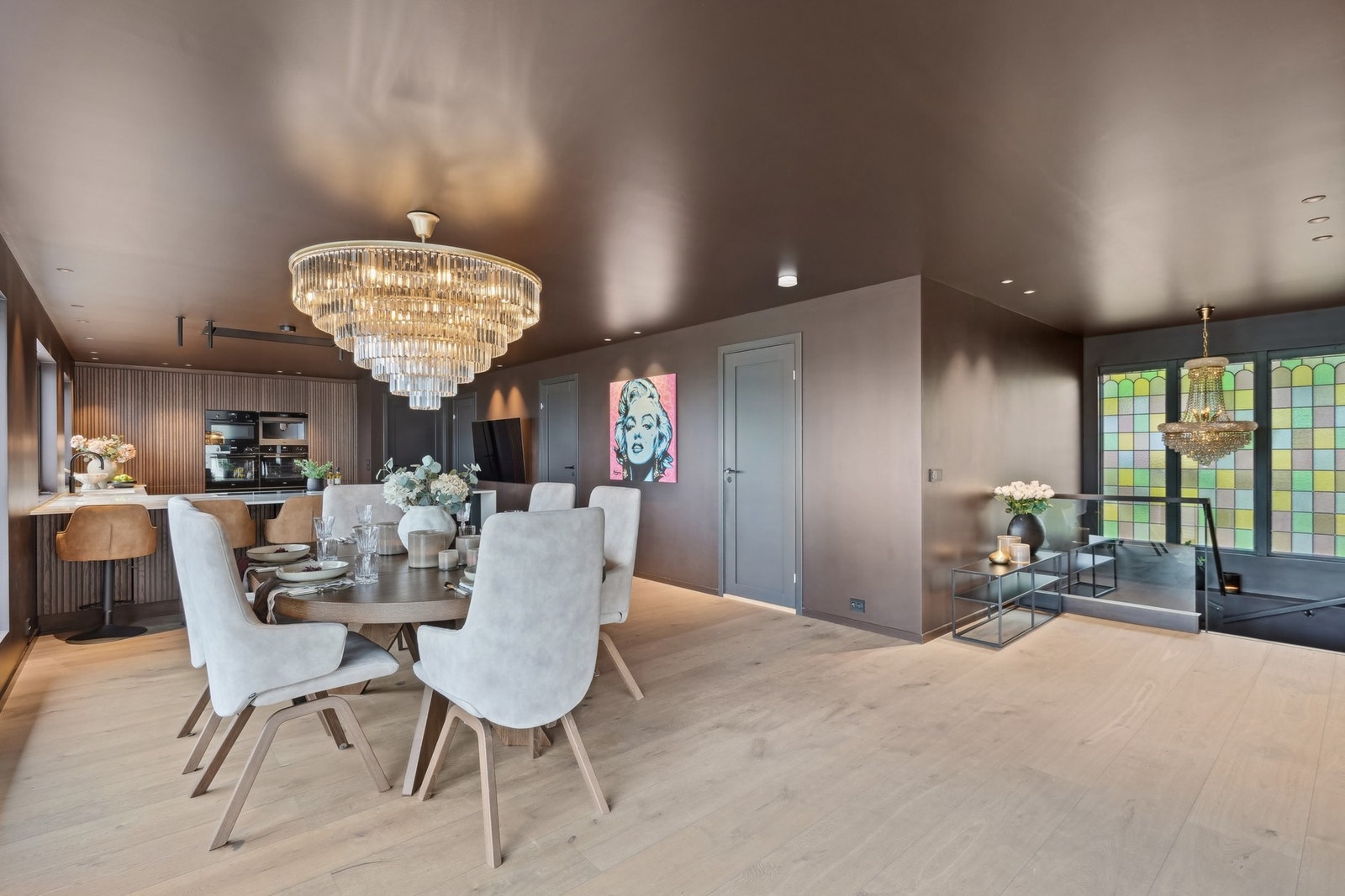 I trappeløpet er farget blyglass bevart; det moderne møter det klassiske i en delikat miks. Galleribilde