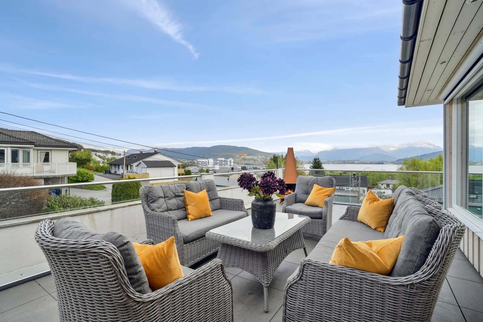 Utenfor stuen har boligen en herlig terrasse på ca. 63 kvm, perfekt for både stille stunder og lange, sosiale kvelder. Galleribilde