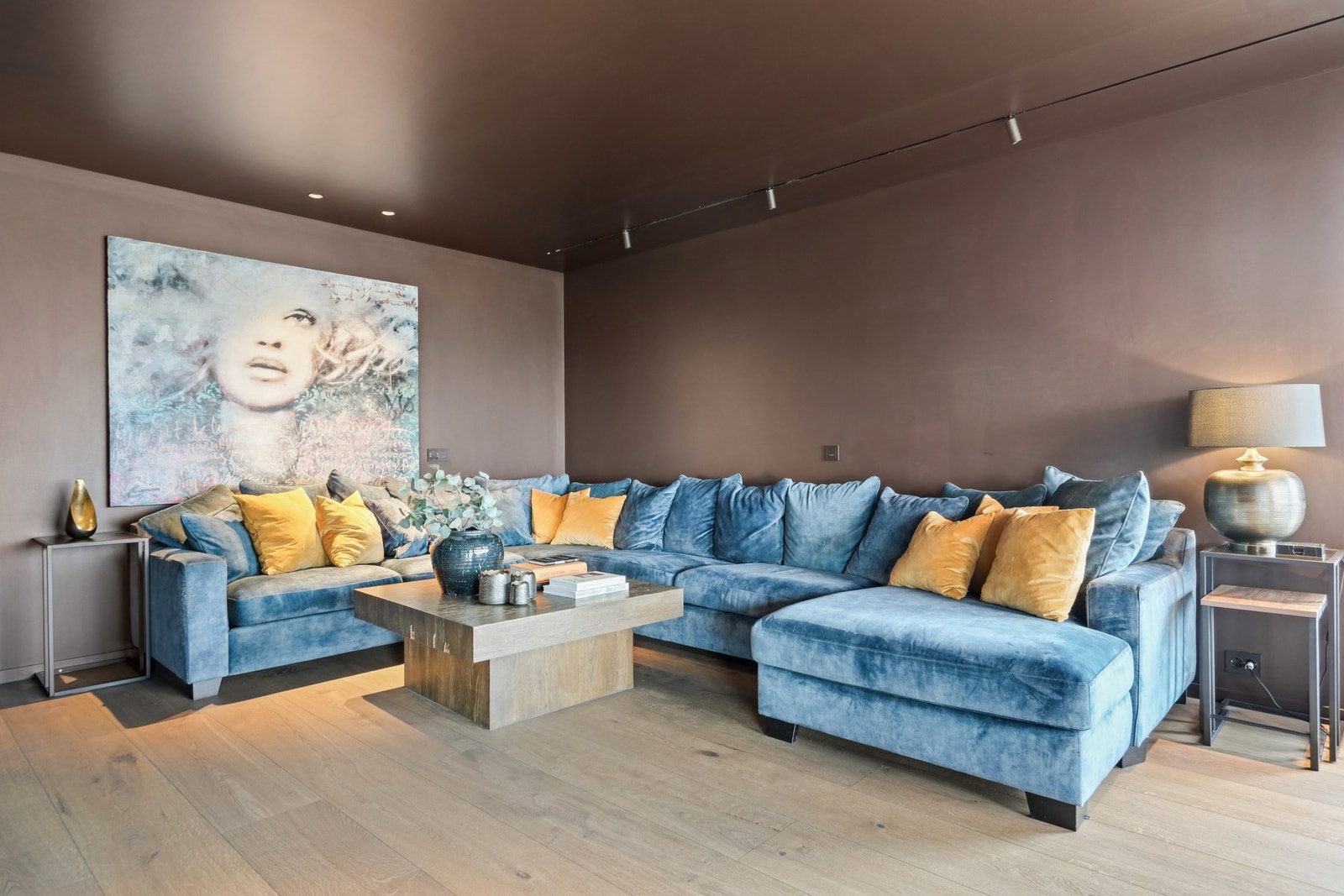 Stuegulvet har en eksklusiv spesialparkett, med ekstra høy slitestyrke på store 1-stavs bord av presset tre. Galleribilde