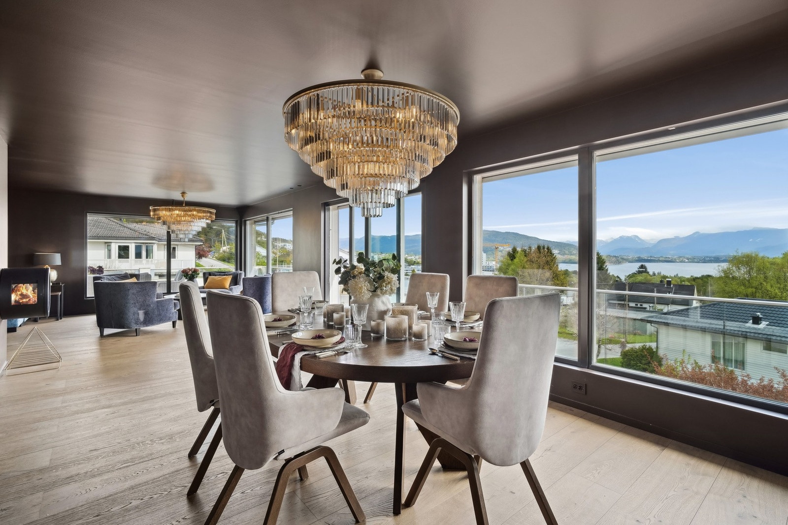 Stuen er naturlig inndelt i ulike soner, og det passer utmerket å innrede med spiseplass nærmest kjøkkenet. Galleribilde