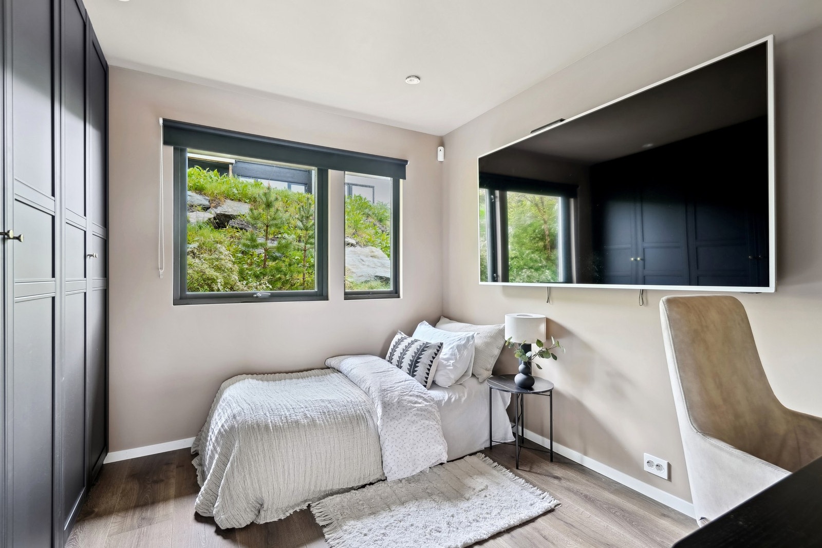 På det minste soverommet oppe står det et dobbelt skap med sorte fronter. Galleribilde