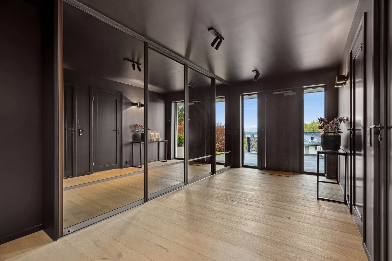 Yttertøyet ryddes enkelt bort i en stor og plassbygd skyvedørsgarderobe fra LEBA - med bronsesotede speilfronter. Galleribilde