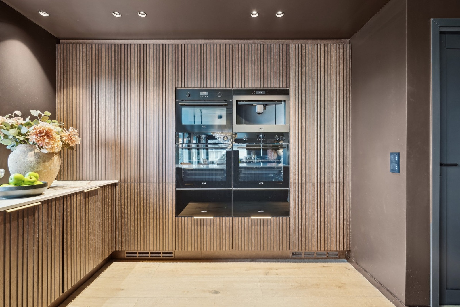 I høyskap er det kaffemaskin, fullhøyde kjøleskap, tilsvarende fryser, tre kombiovner og to ekstra store varmeskuffer. Galleribilde