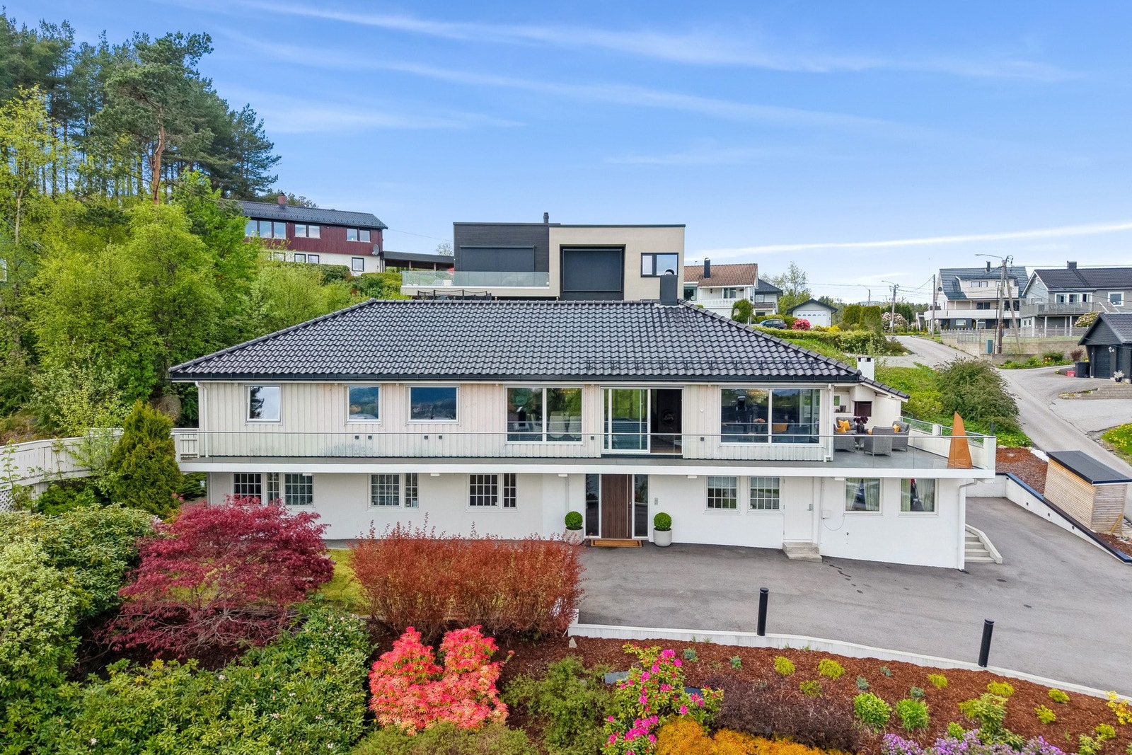 Dette er en påkostet enebolig med tre utleiedeler som gir hele kr. 354.336 i årlige leieinntekter. Galleribilde