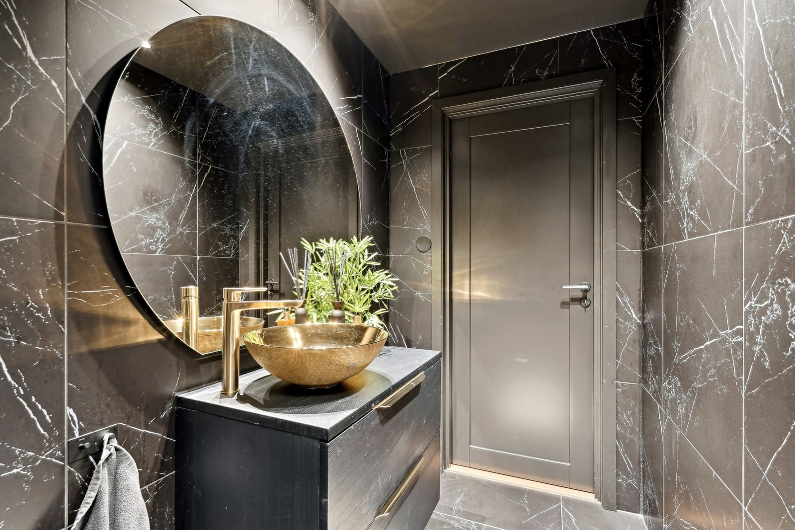 Det er to bad i hoveddelen. Nede får dagene en god start på et luksuriøst bad fra 2023. Galleribilde