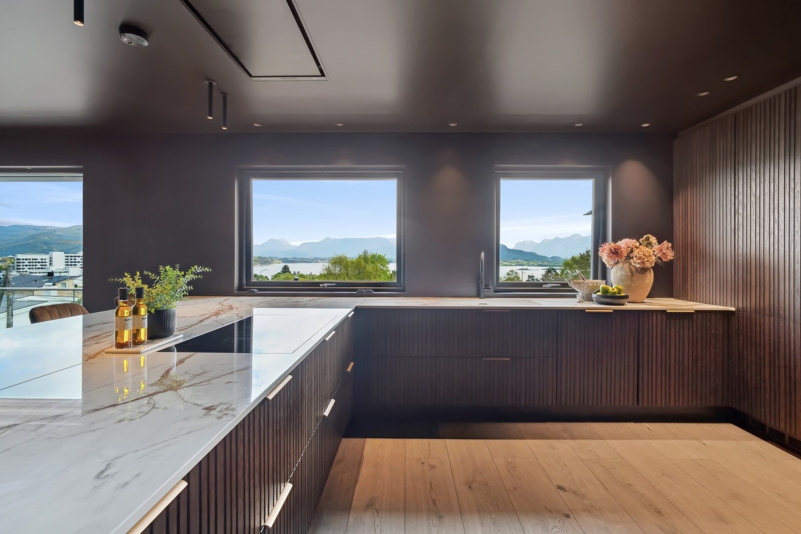 Innredningen fra Huseby ble oppført i 2023, med Kornell spilefronter, 80 cm bred oppvaskkum og Dekton Awake benkeplate av stein. Galleribilde