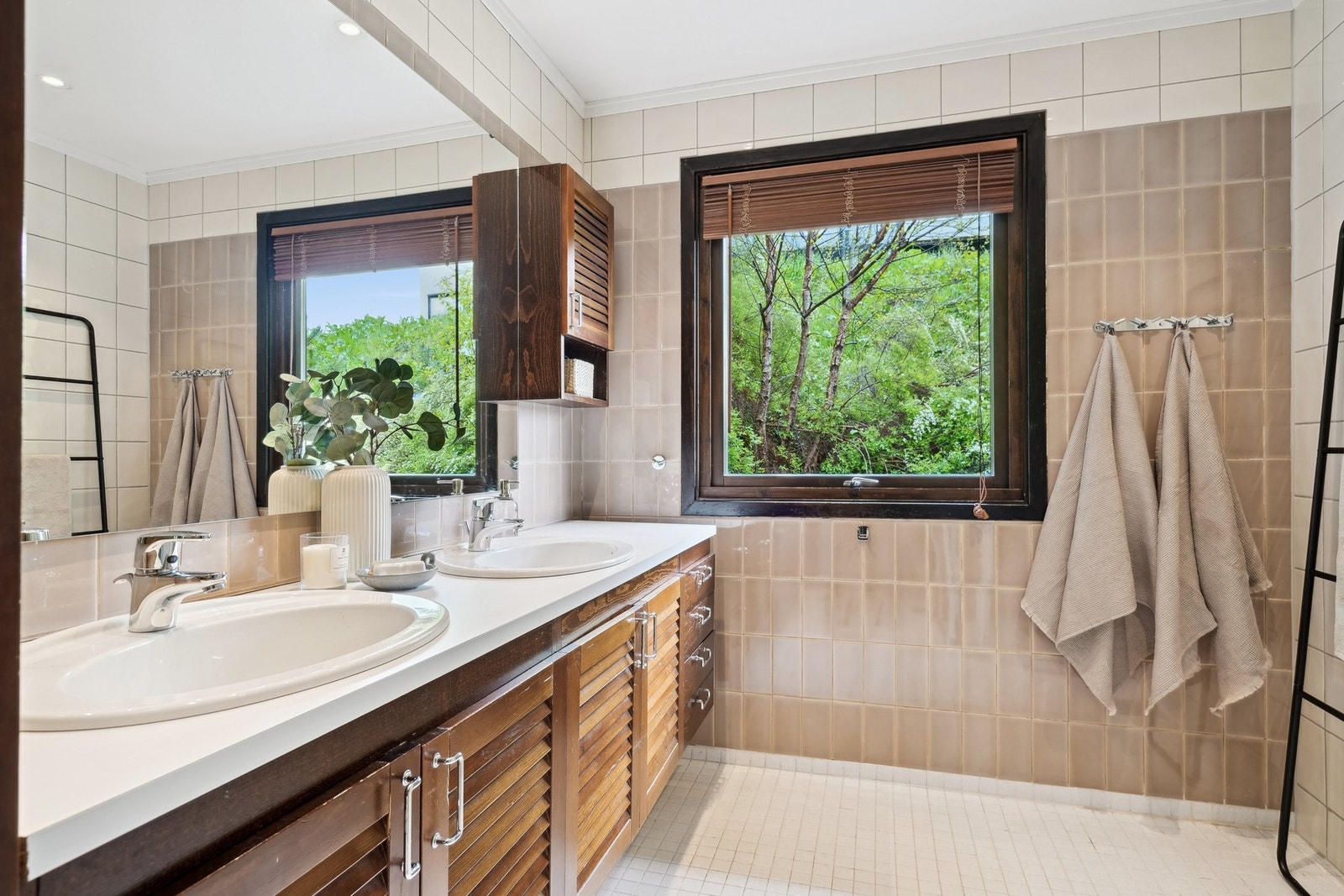 Badet oppe er helfliset, utstyrt med vindu, gulvvarme og vegghengt toalett. Galleribilde