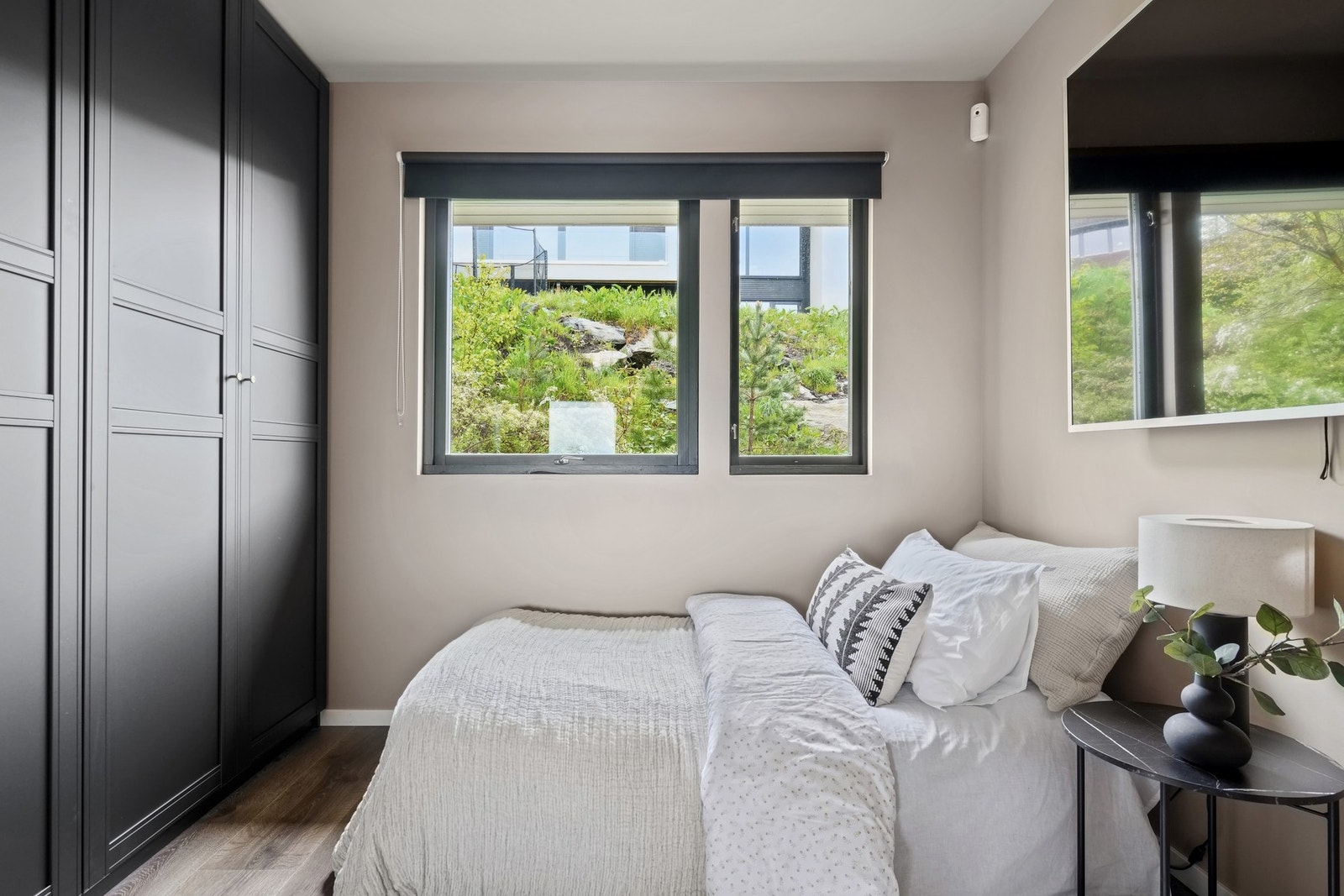 Et lunt og funksjonelt soverom. Galleribilde