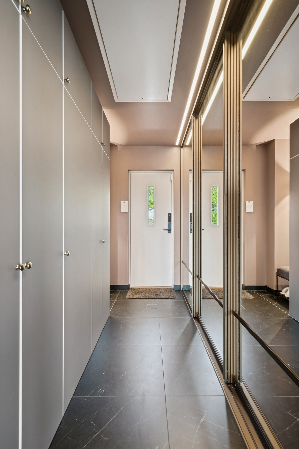 På hovedplanet er det egen inngang til et vaskerom, som kan skilte med mye oppbevaring og varme under store gulvfliser. Galleribilde