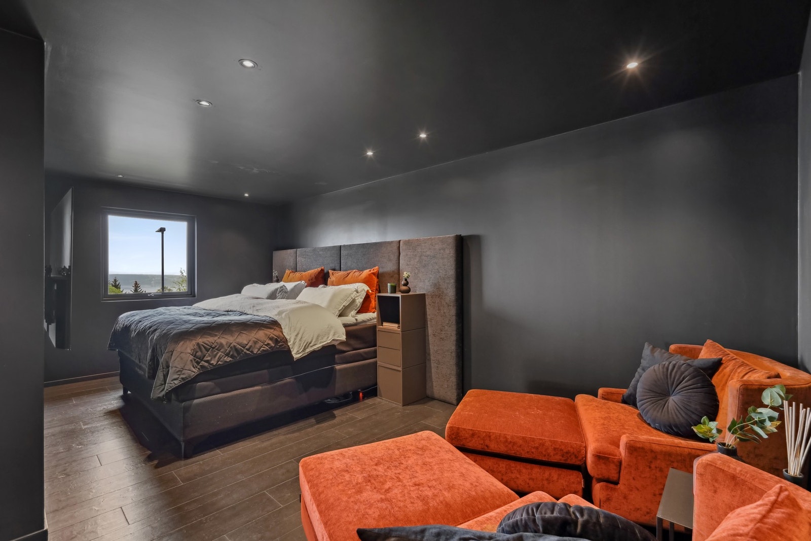 I enden av hovedetasjen ligger det et flott hovedsoverom, der mørke overflater gir en lun og avslappende atmosfære. Galleribilde