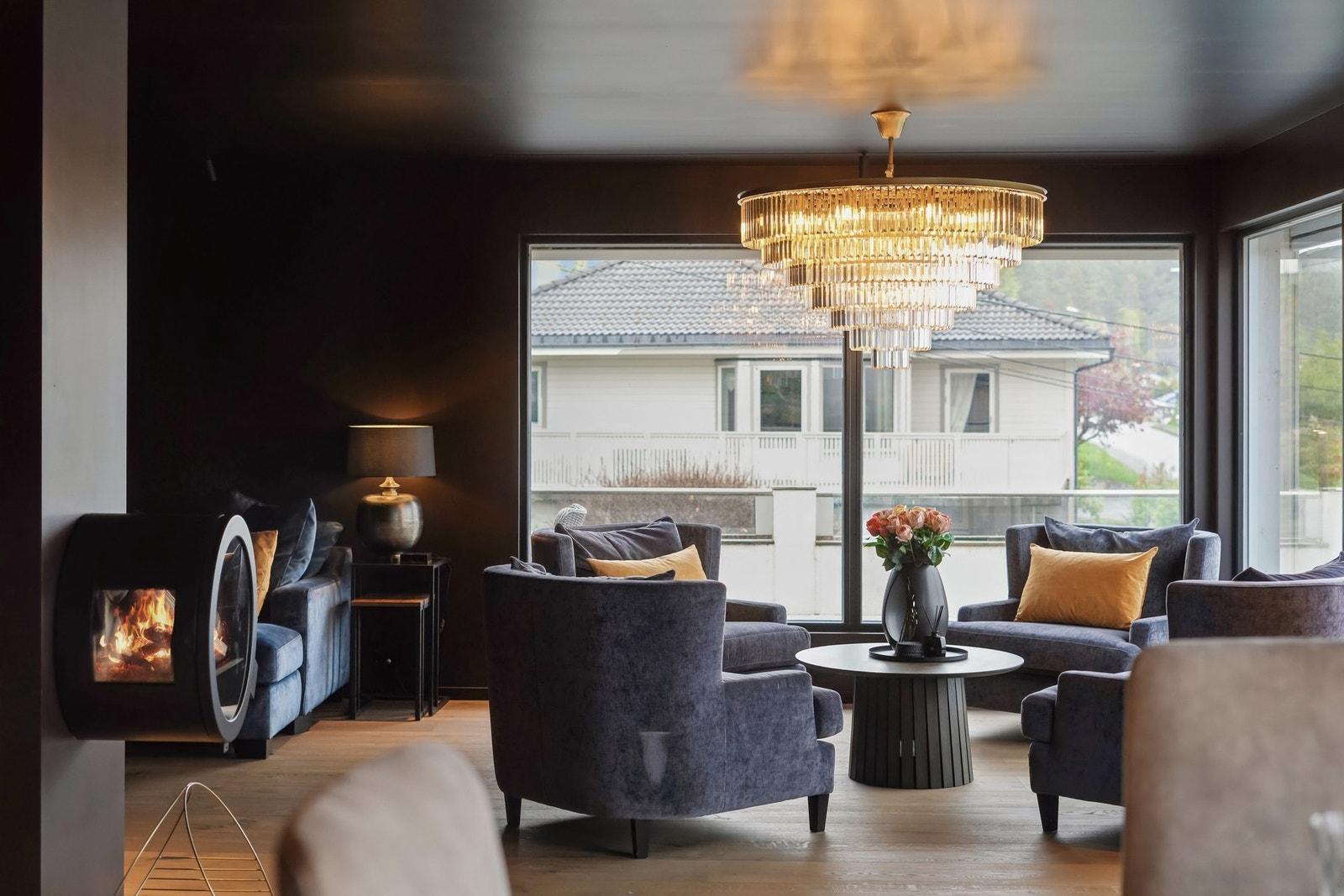 En stilig peisovn er montert på veggen, med trendy design og 180 graders innsyn. Galleribilde