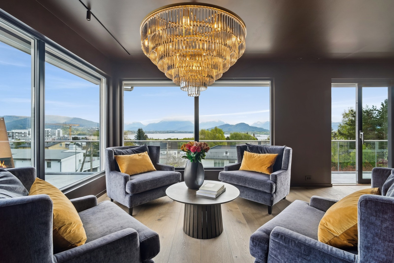 Store vindusflater gir slående utsikt over fjorden og fjellene. Galleribilde