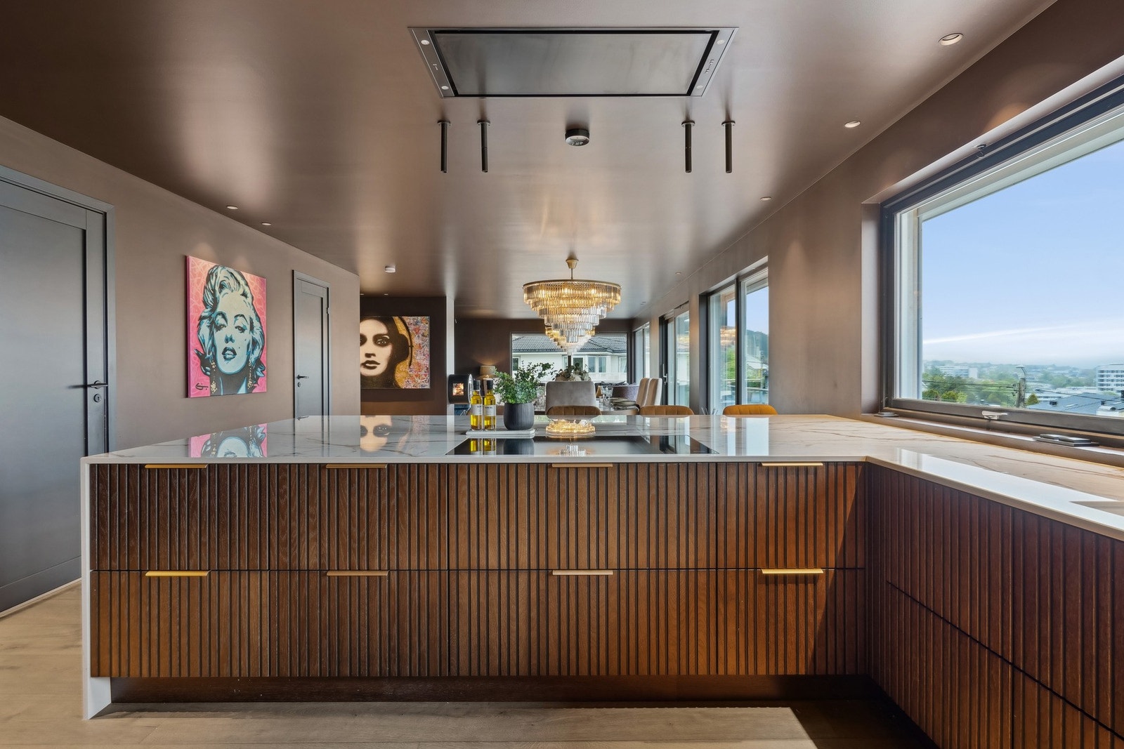 Utformingen er åpen fra kjøkkenet til endeveggen i stuen, noe som tillater sosial matlaging på tvers av de mange sonene. Galleribilde