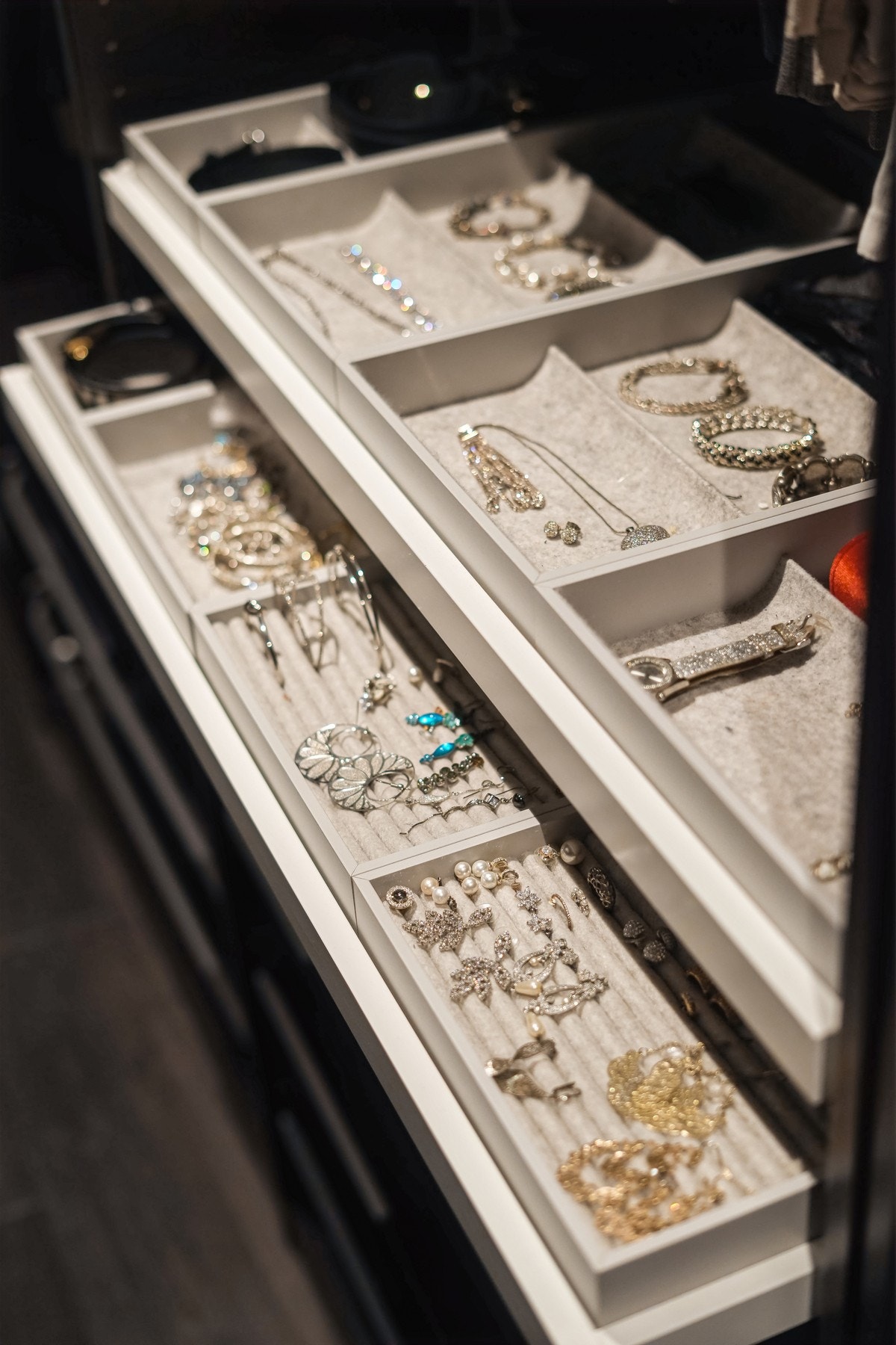 Oversiktlig og god orden er gjennomgående for walk-in closetet. Galleribilde