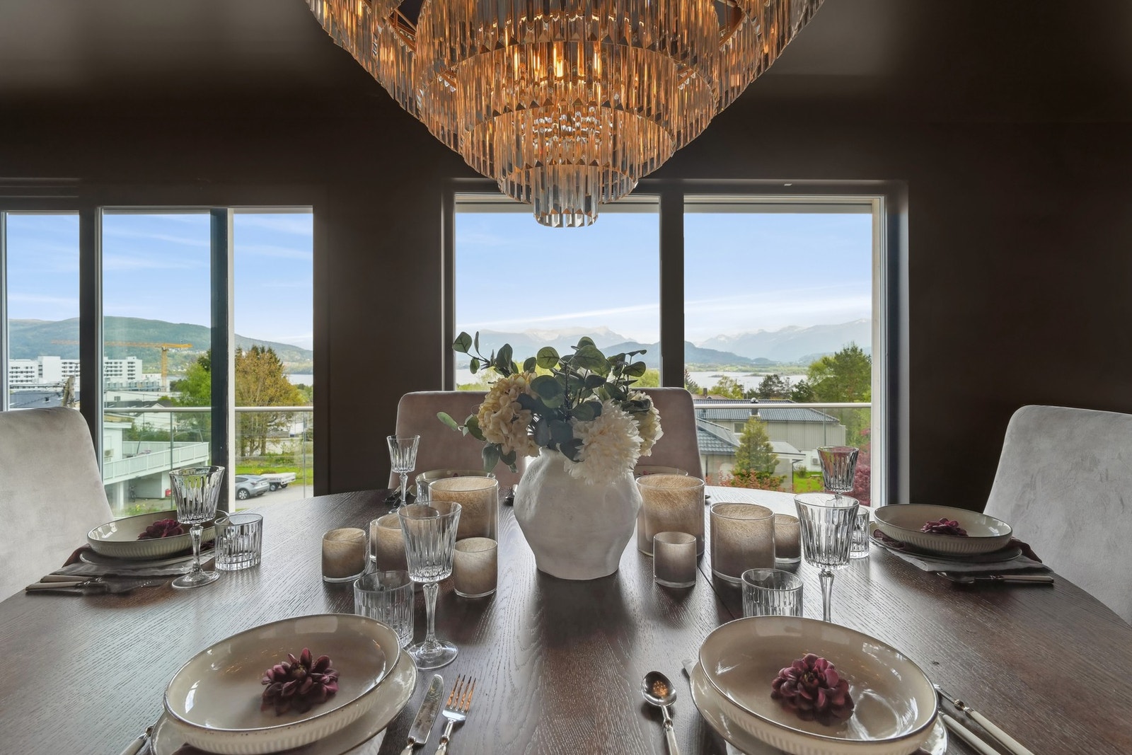 Her samles venner og familie for hyggelige måltider med Borgundfjorden og Sunnmørsfjellene som vakkert bakteppe. Galleribilde