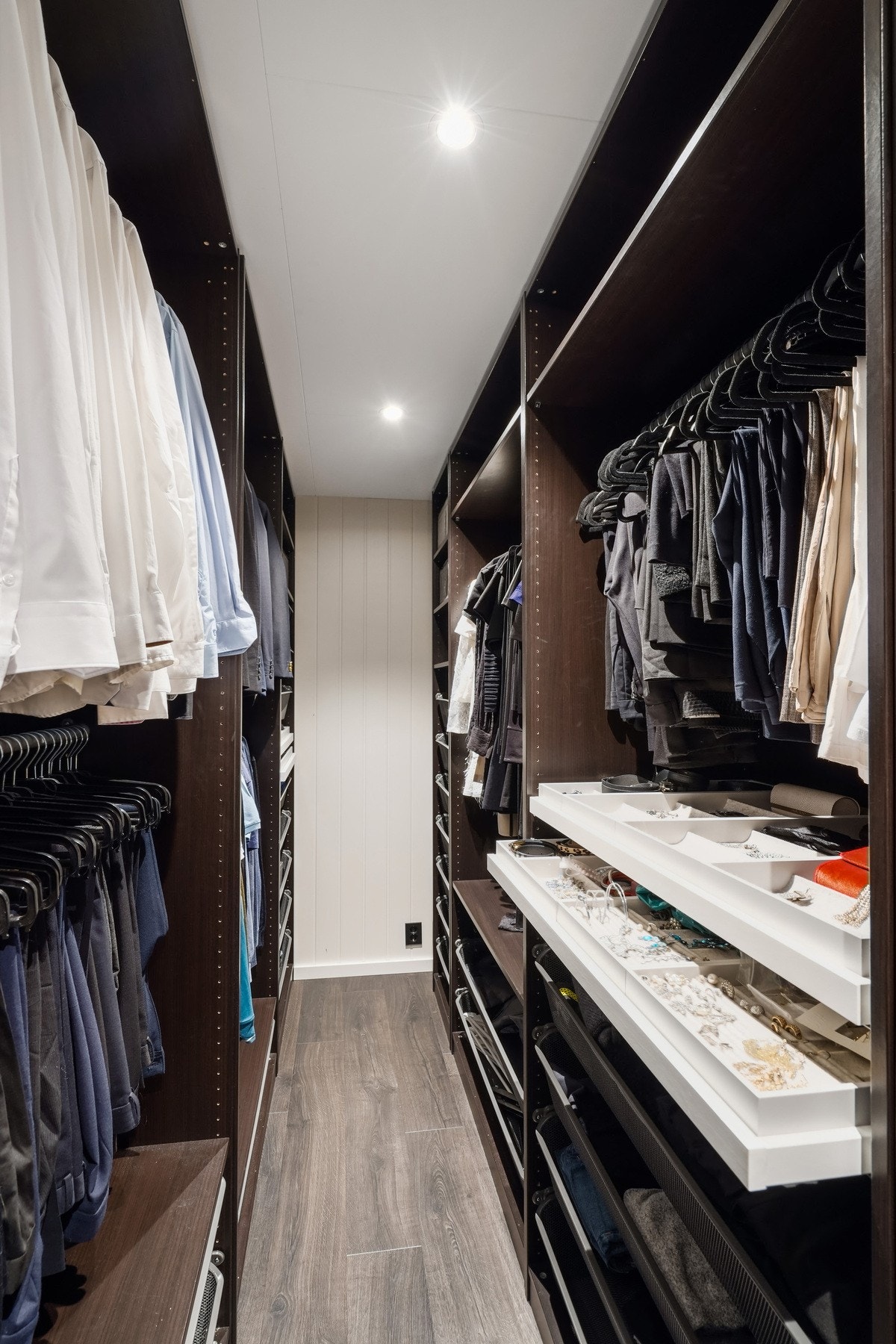 Hovedsoverommet er smart innredet, og har et plasseffektivt walk-in closet med skuffer, hyller og stenger for oppheng. Galleribilde