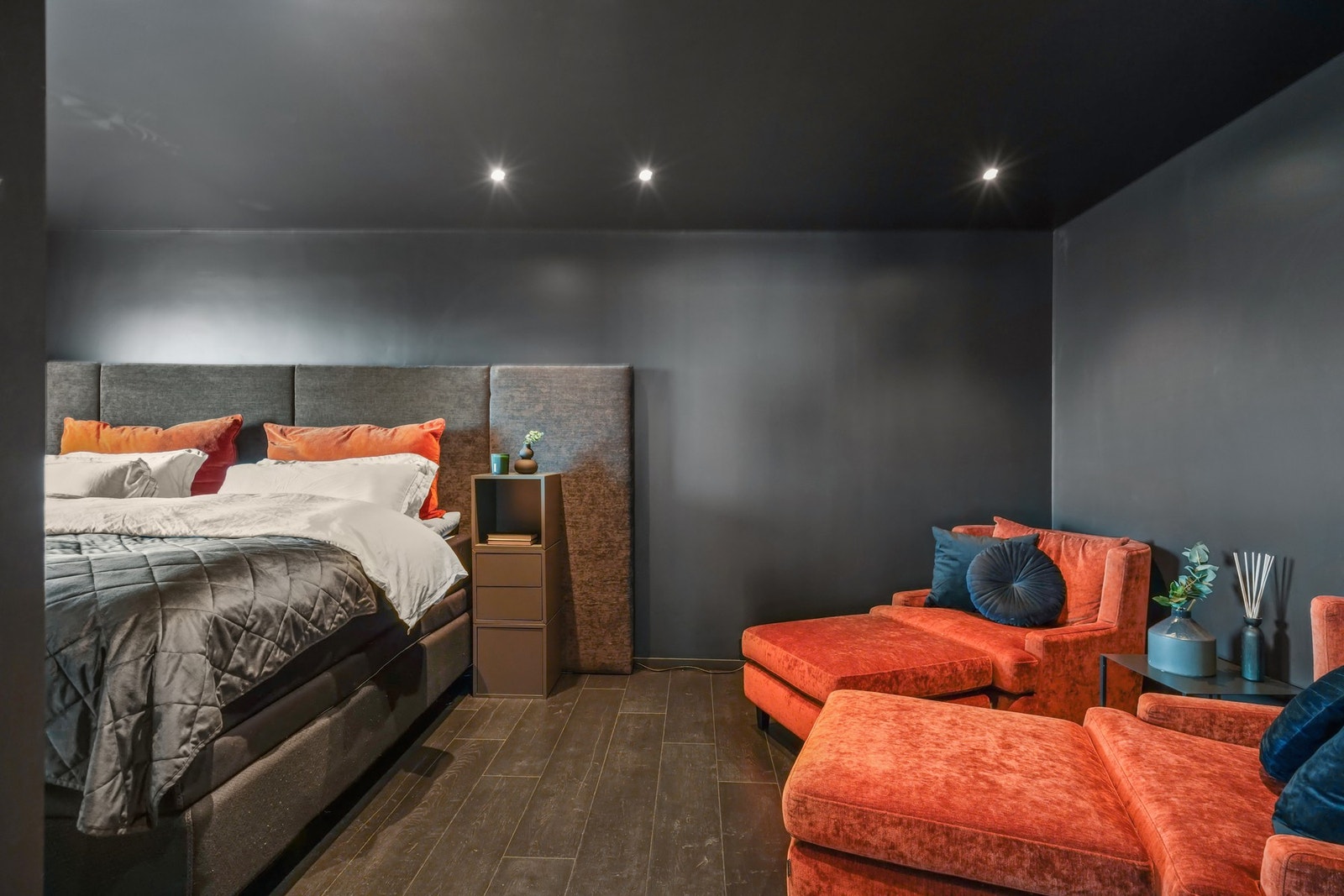 Dimbare downlights er installert i taket, og opplegg for tv inkluderer kablet internett i veggen. Galleribilde