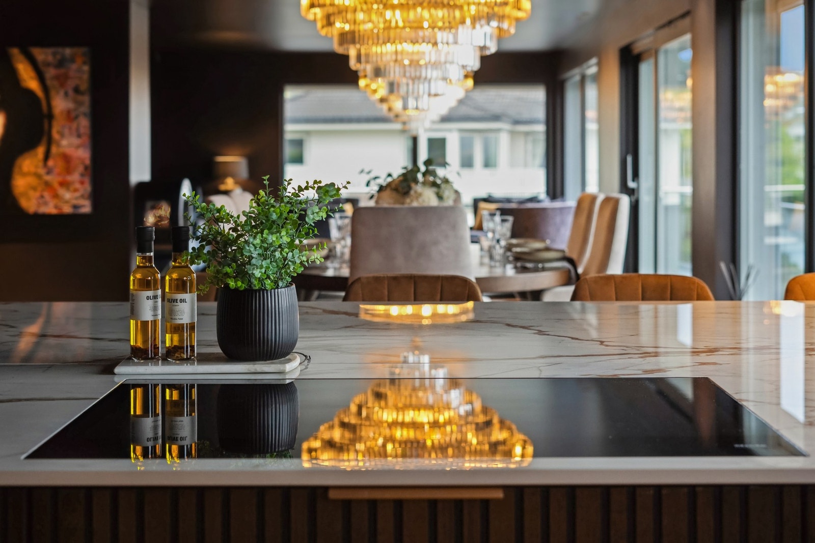 Det som møter deg i enden av trappen er et utsøkt oppholdsrom, hvor stuen og kjøkkenet danner et stort tilholdssted. Galleribilde