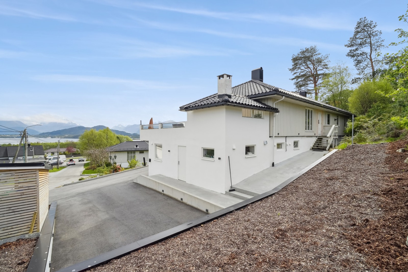 Tomten betydelig oppgradert
både med hensyn til funksjon, men også det estetiske rundt huset. Det er godt med biloppstillingsplasser på tomten. Galleribilde