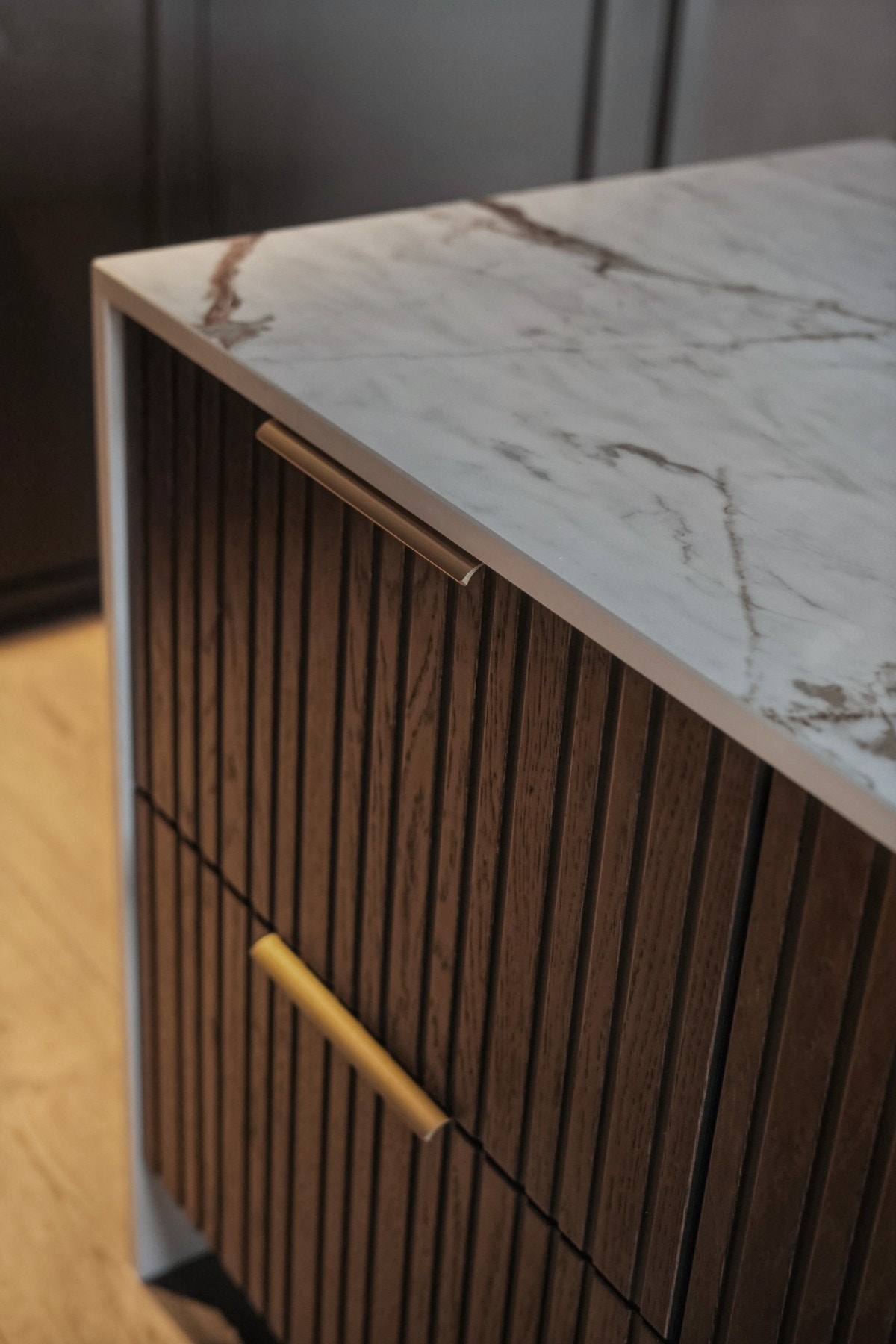 Her møtes vakker mørk trestruktur og eksklusive gullhåndtak i perfekt harmoni - et bevis på at kvalitet og design går hånd i hånd. Galleribilde