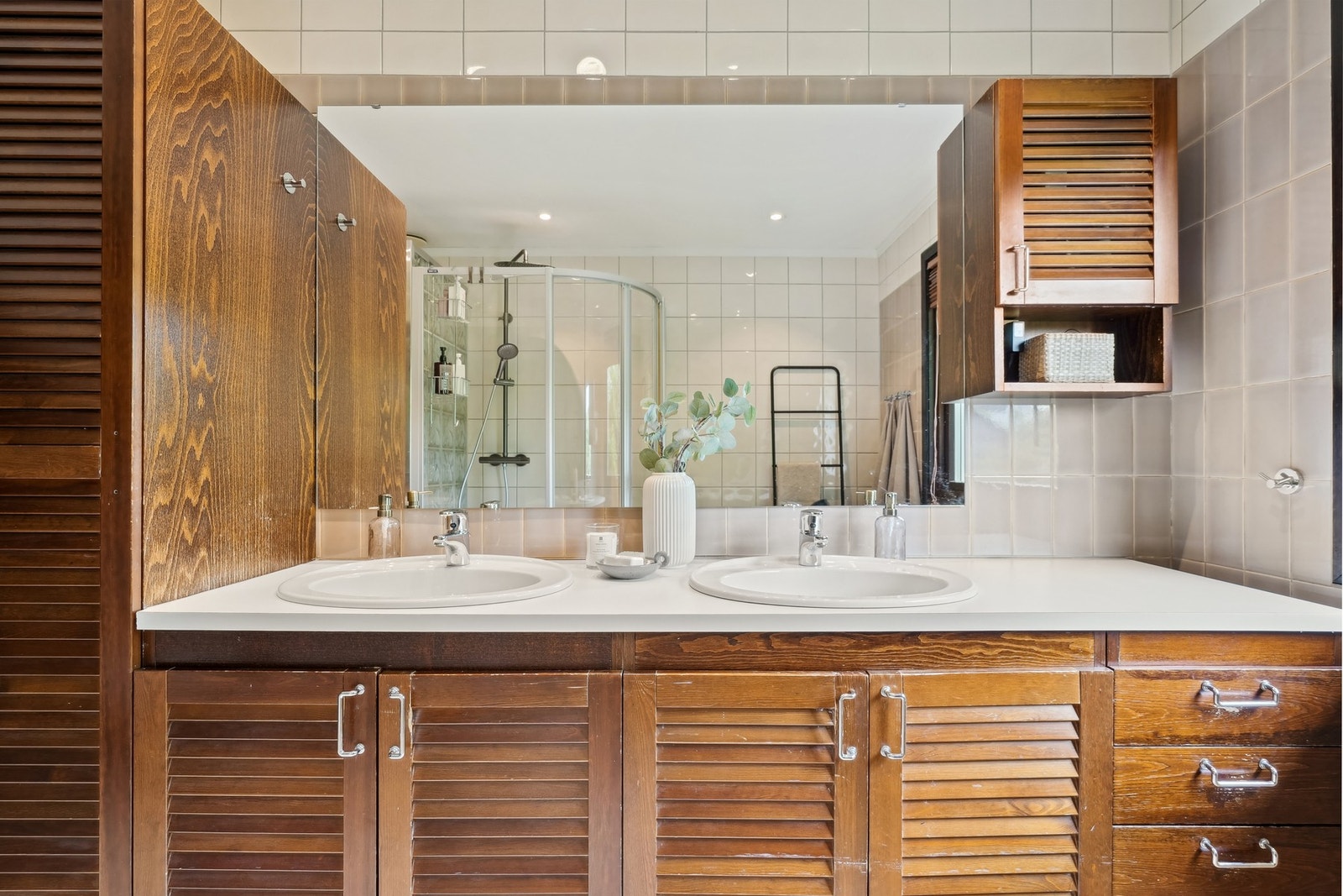 Baderomsinnredningen gir god plass til oppbevaring av håndklær og hygieneartikler. Galleribilde