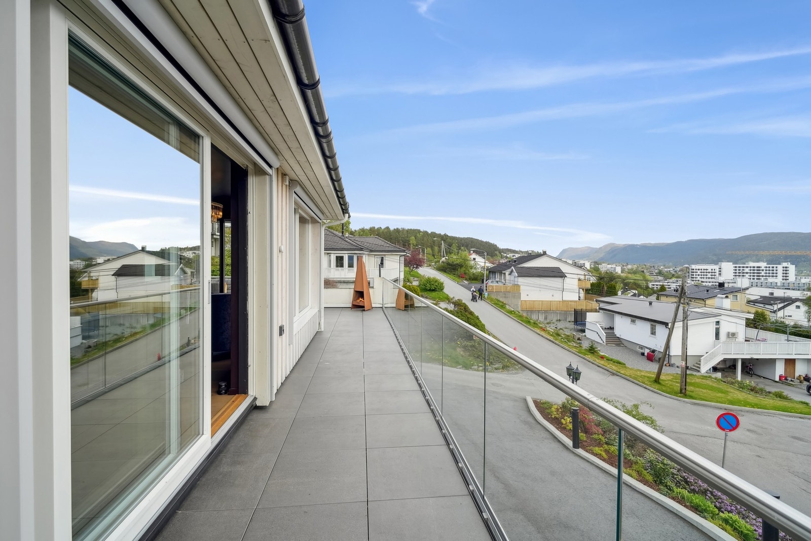 Nærområdet er rolig og attraktivt, og her bor man nært skole, barnehage, dagligvare og turterreng. Galleribilde