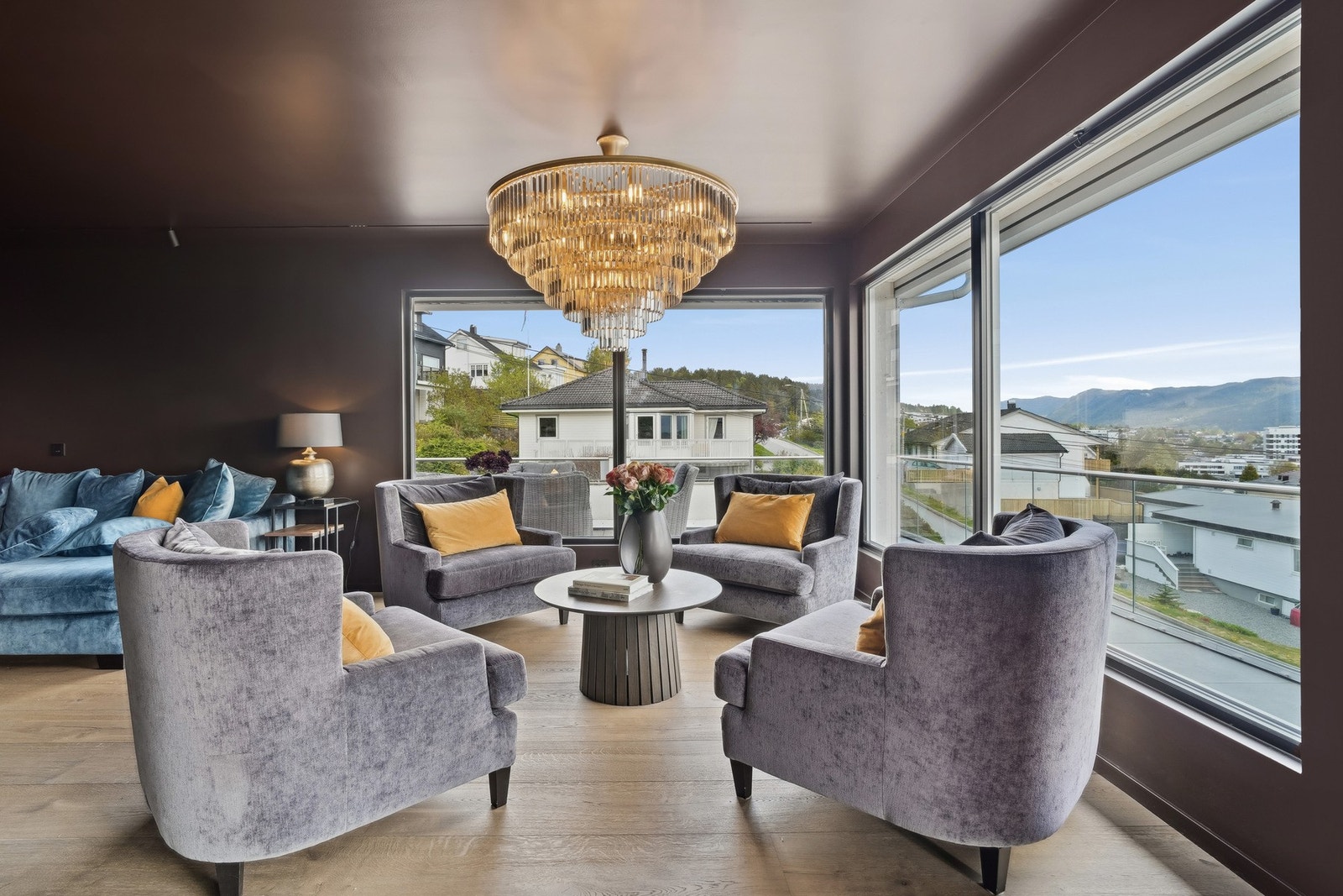 Vinduene sørger for flotte lysforhold i to retninger, og utvendige screens skjermer innsynet på alle glassflater. Galleribilde